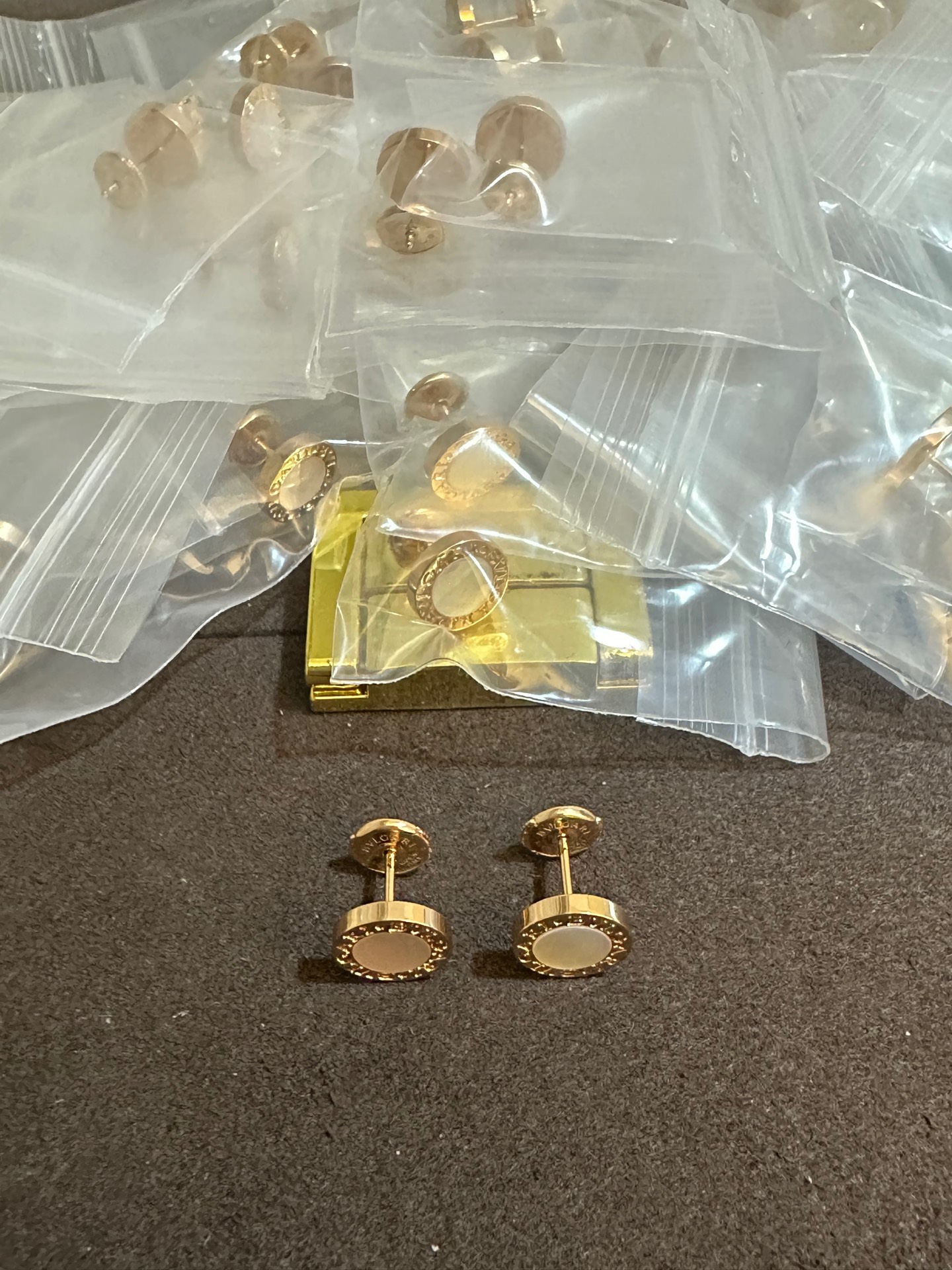 纯银顶级版宝格丽玫白圆贝耳钉