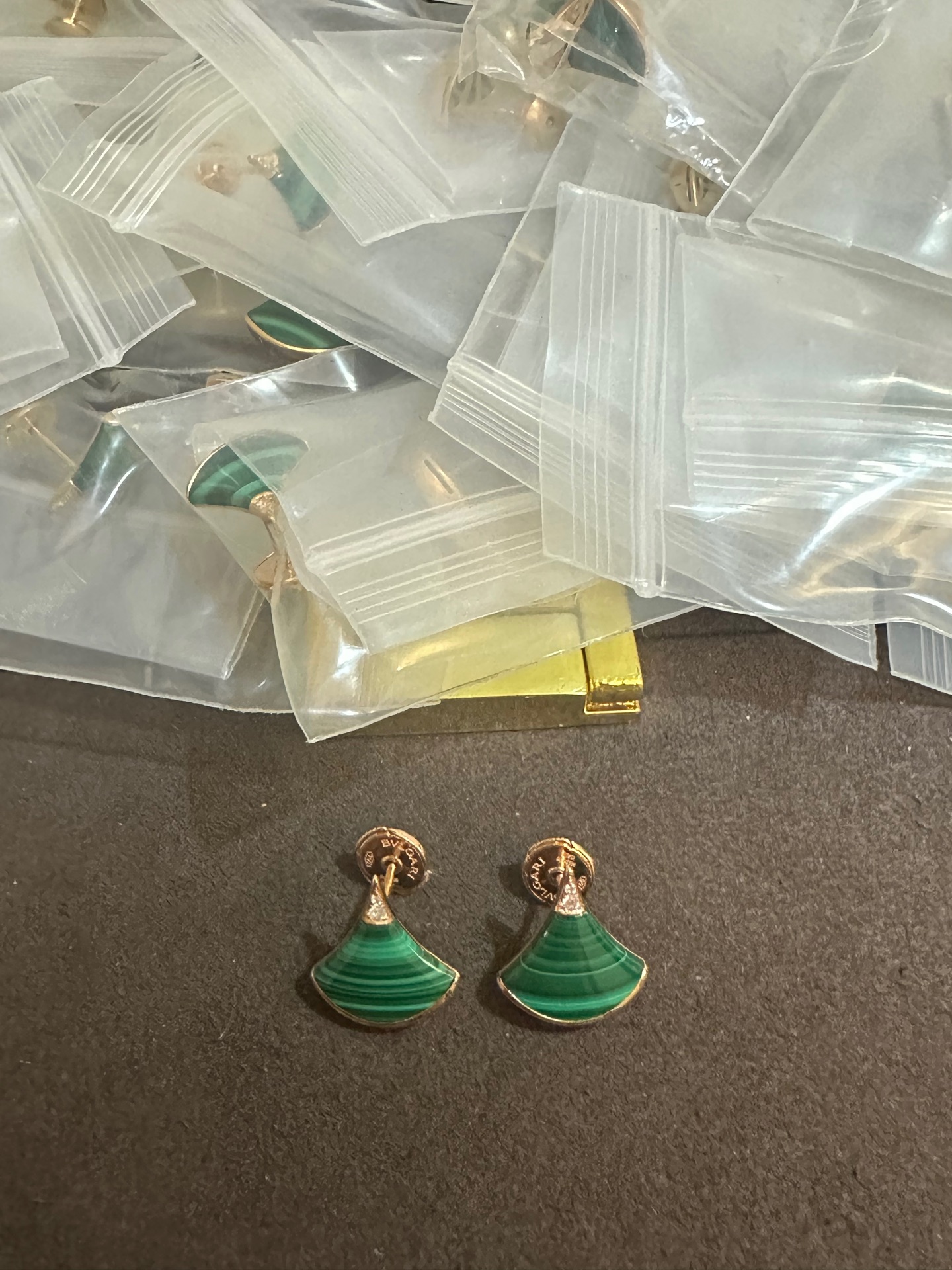 纯银顶级版宝格丽牛角尖钻孔雀石裙子耳钉