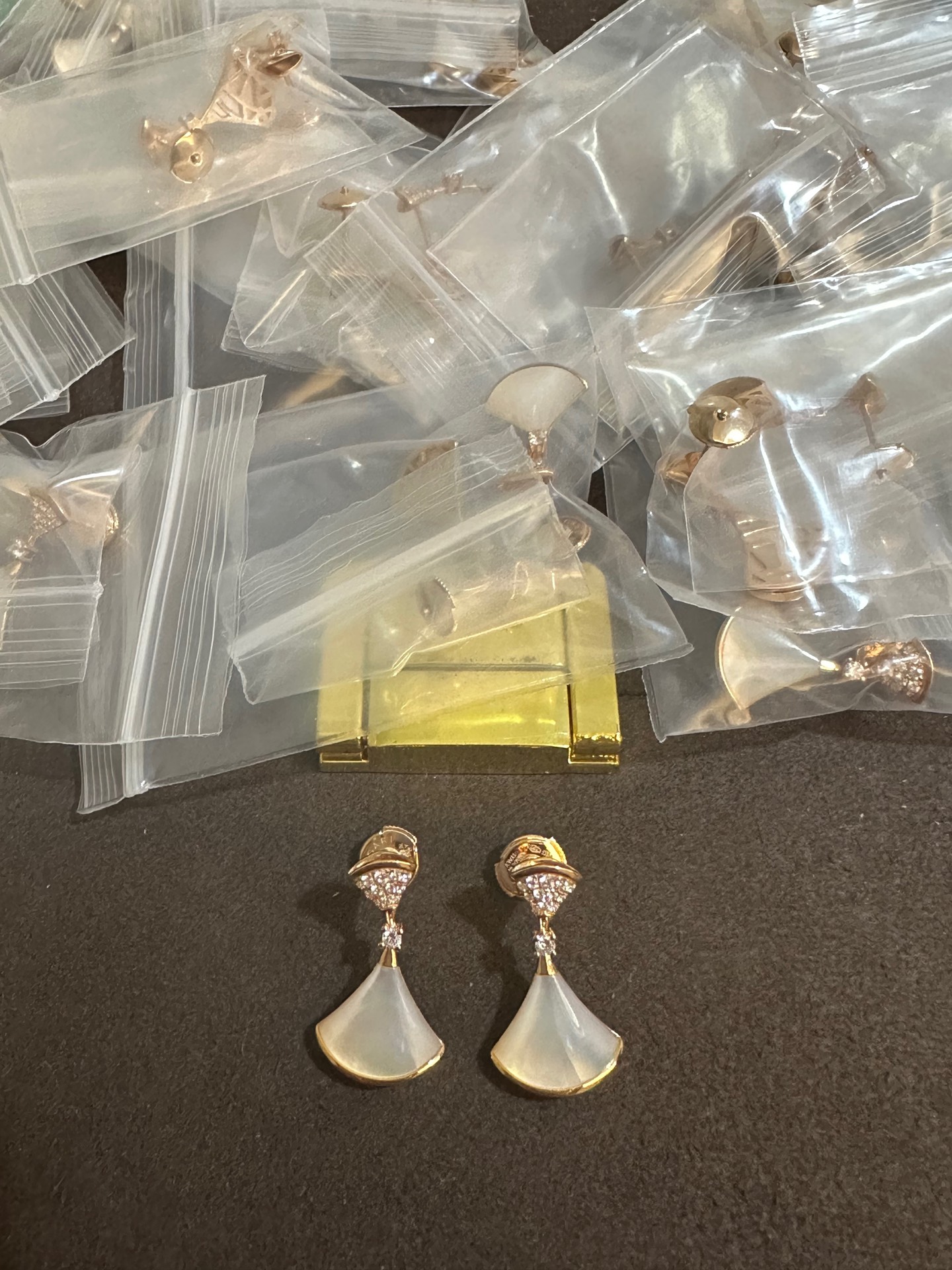 纯银顶级版宝格丽裙子耳钉，(实价)120