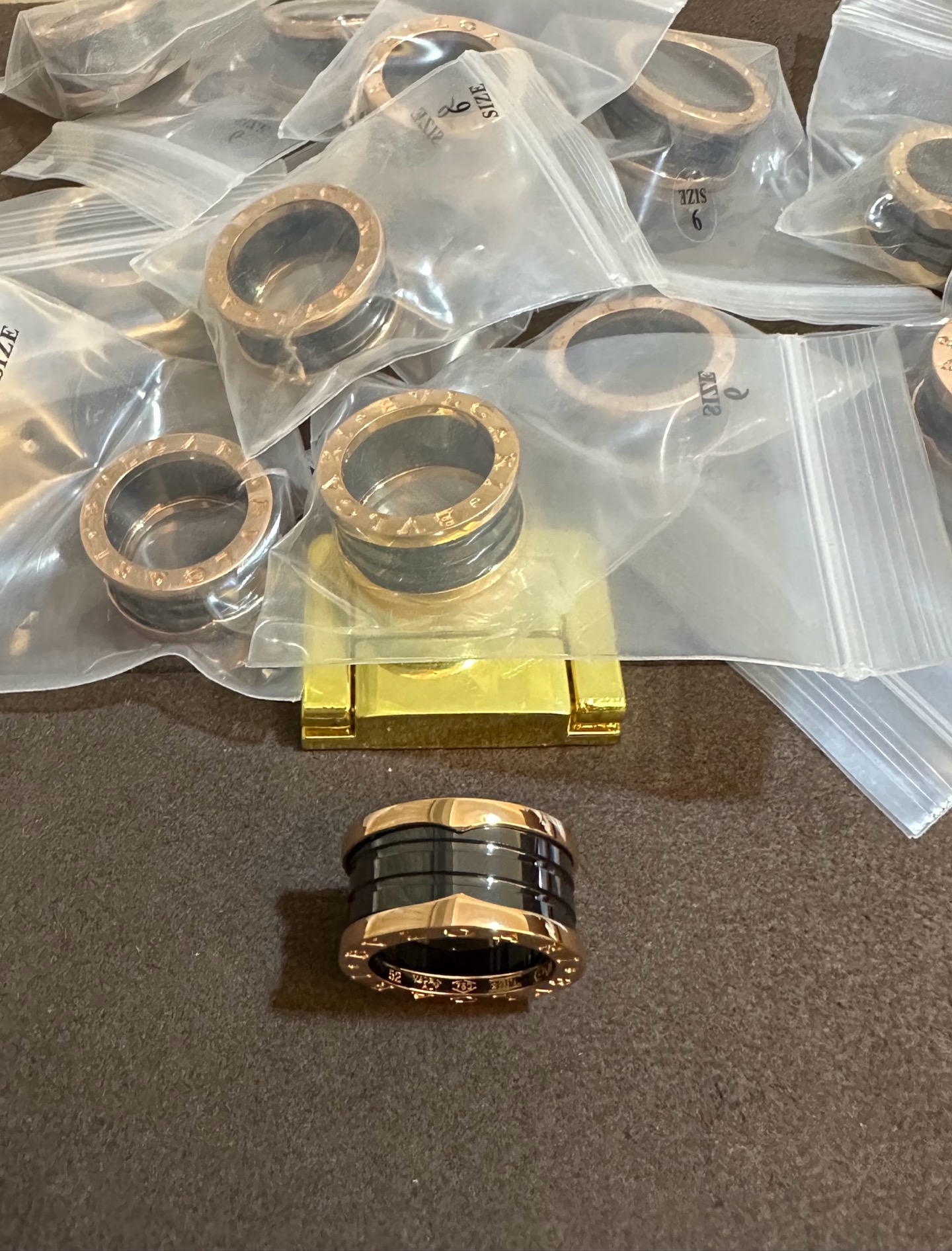 纯银顶级版宝格丽宽版玫黑陶瓷戒指