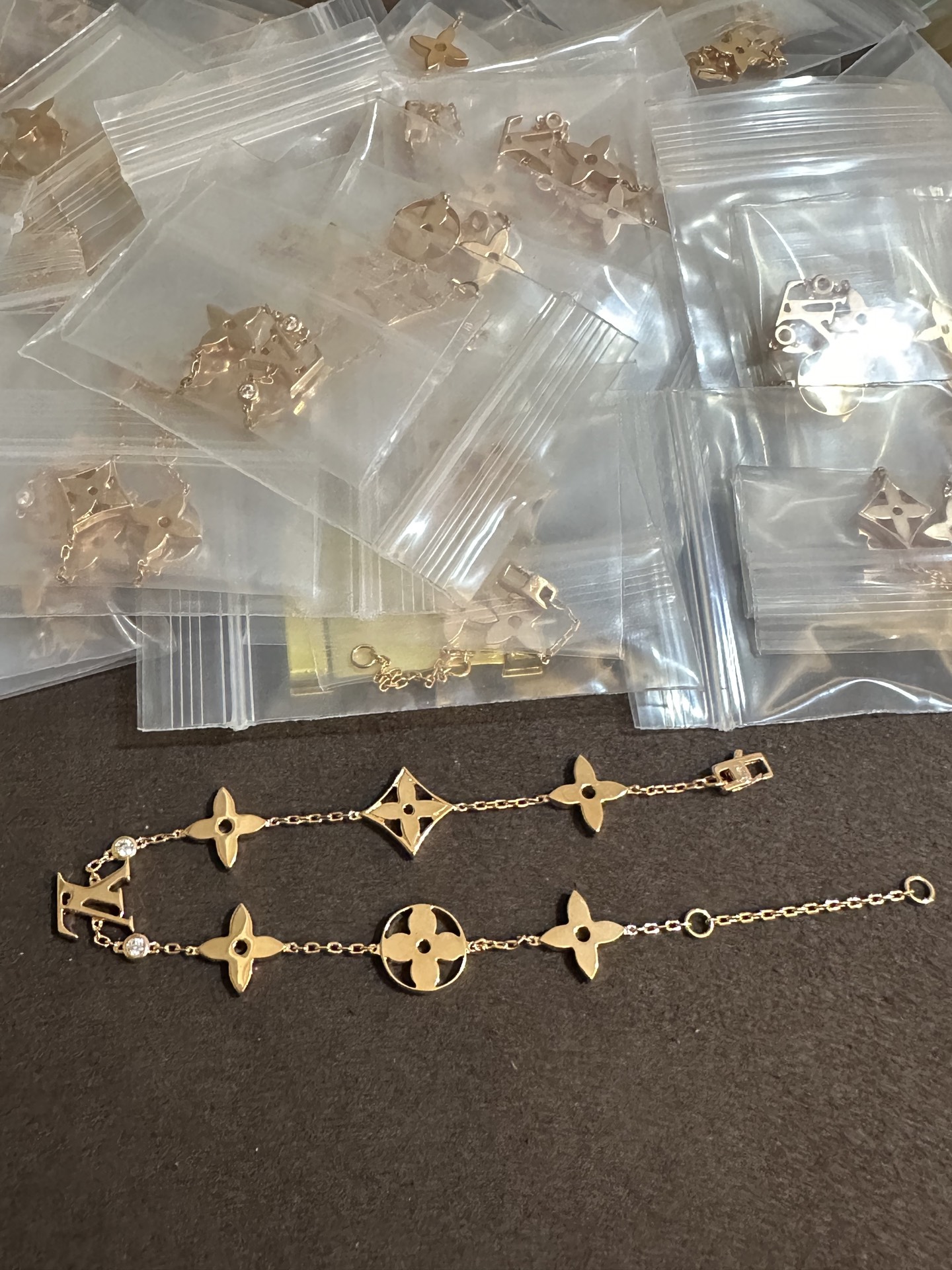 纯银顶级版LV多花手链，(实价)155