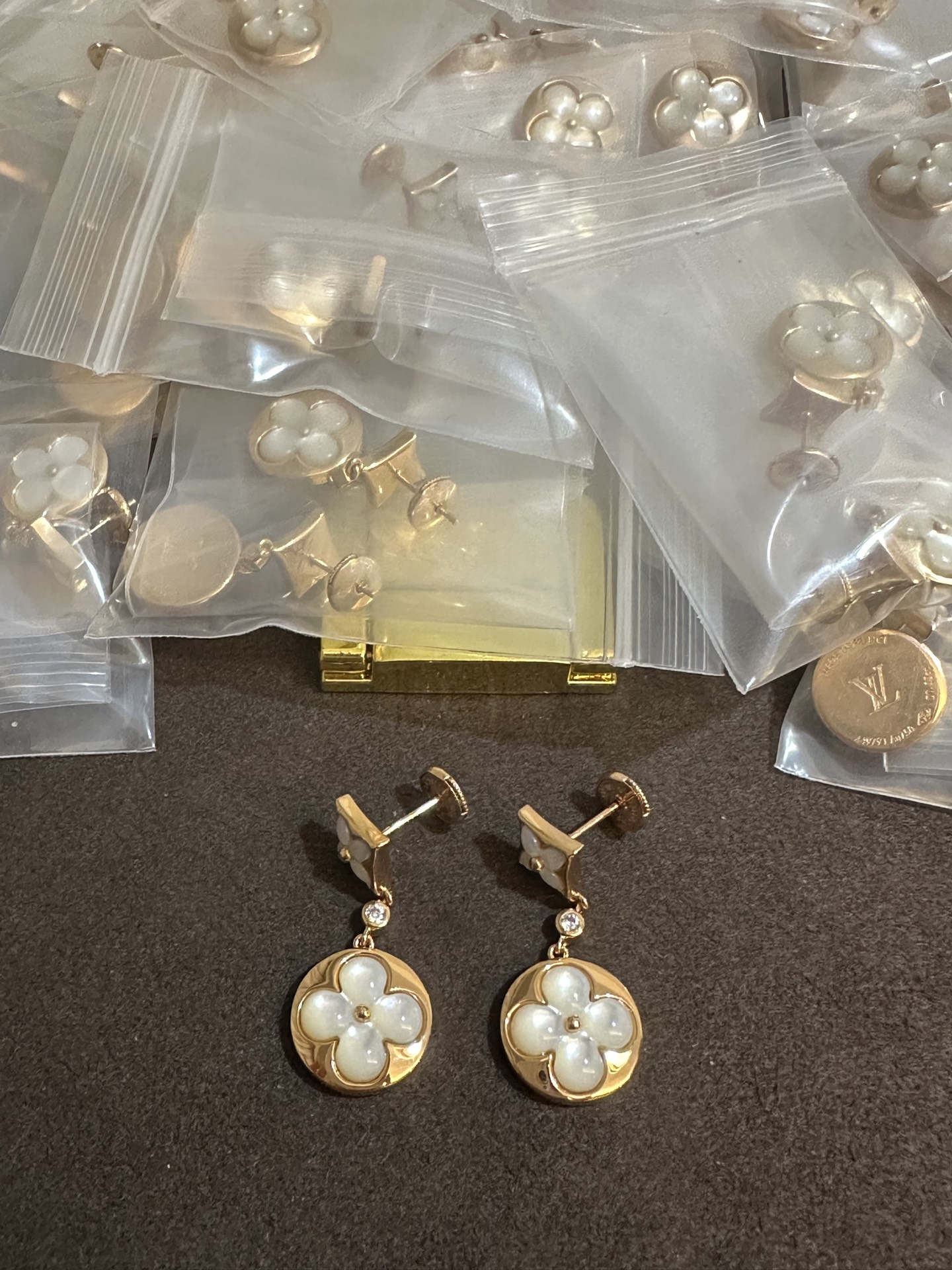 纯银顶级版LV双花耳钉，(实价)140