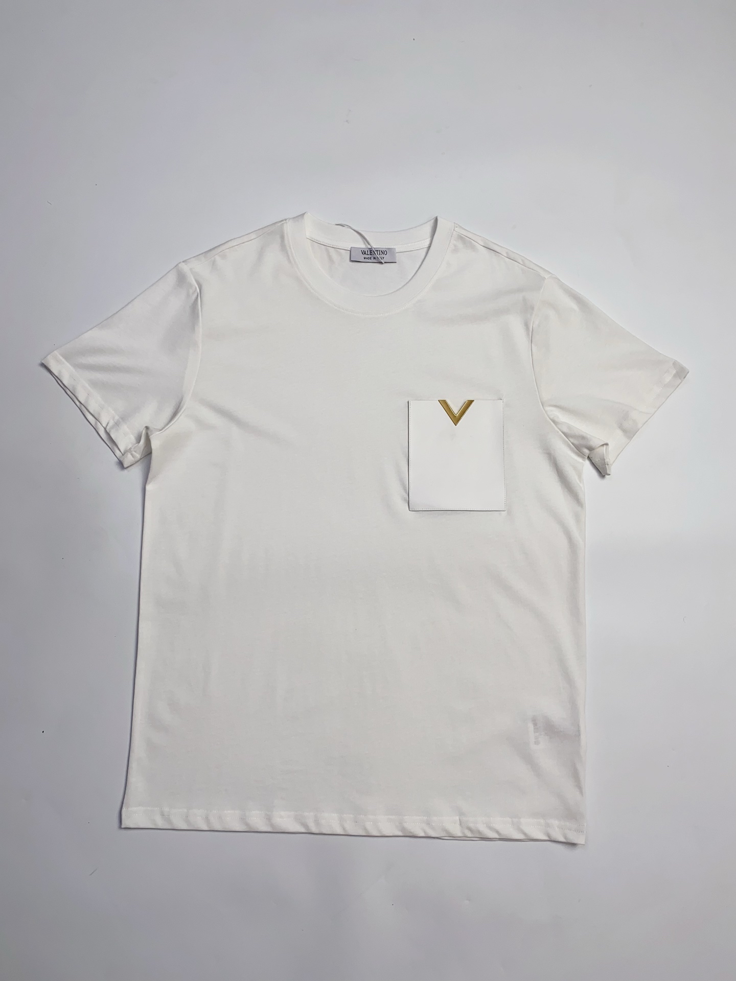 128💰（编号020）特价不退换
华伦天奴 皮质口袋圆领短袖男款

⚠️衣服胸口有皮质口袋，上面装饰有金属大 V 字，标志性很强
⚠️包边包条加宽双层螺纹圆领
⚠️直身宽松版型，清爽男款

颜色：黑色 白色
面料：100% 棉
码数：S M L XL 