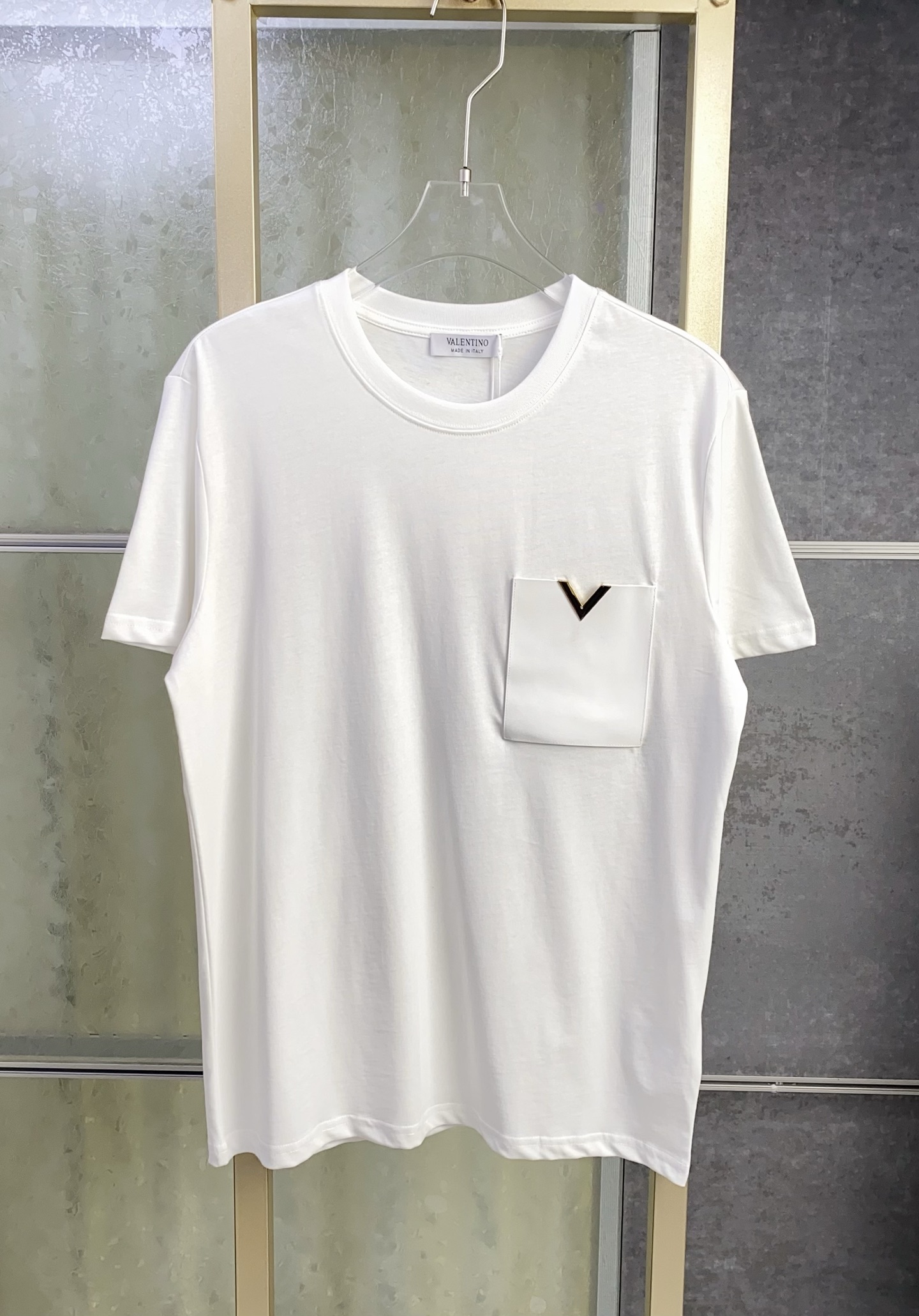 128💰（编号020）特价不退换
华伦天奴 皮质口袋圆领短袖男款

⚠️衣服胸口有皮质口袋，上面装饰有金属大 V 字，标志性很强
⚠️包边包条加宽双层螺纹圆领
⚠️直身宽松版型，清爽男款

颜色：黑色 白色
面料：100% 棉
码数：S M L XL 
