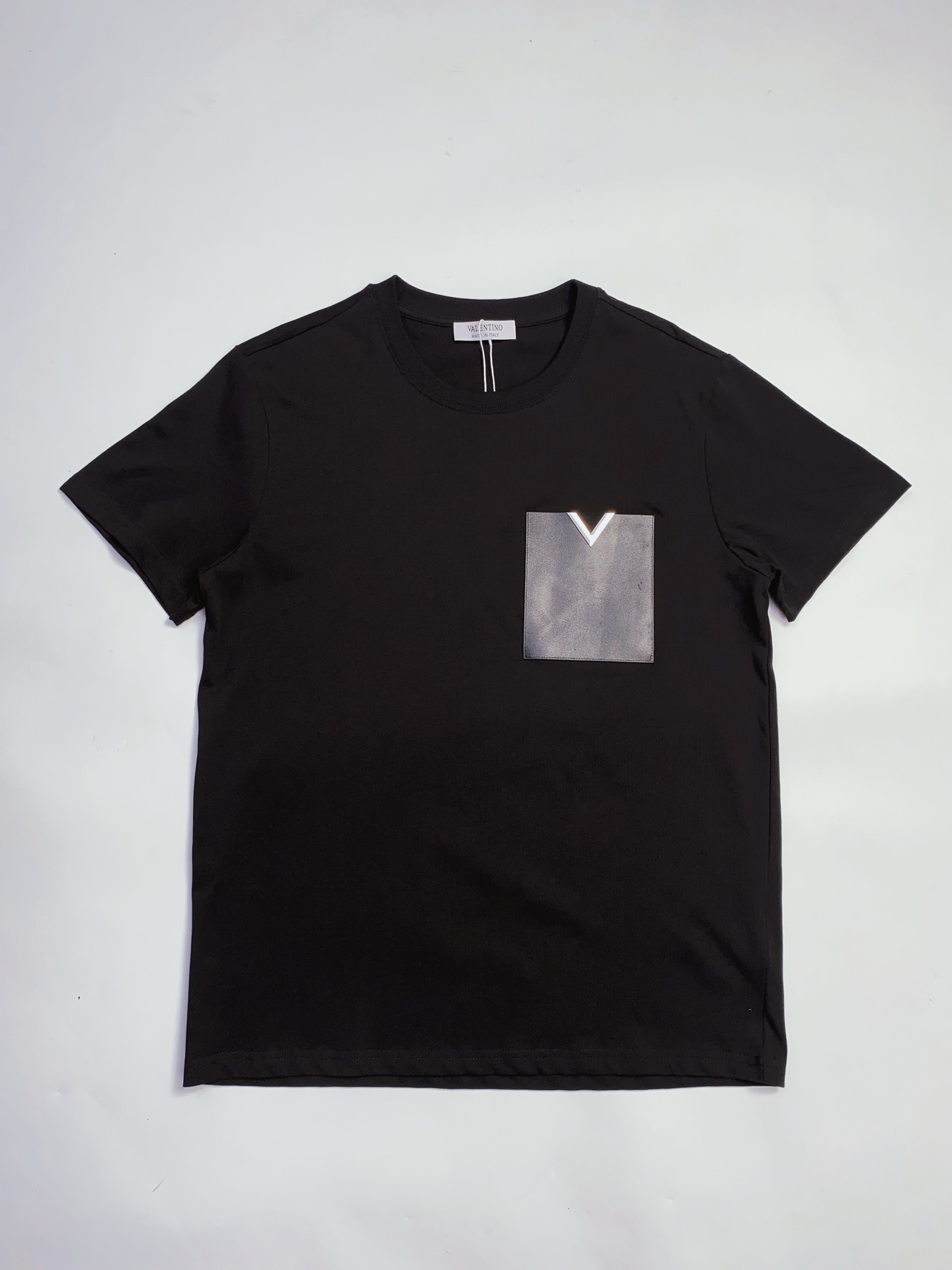 128💰（编号020）特价不退换
华伦天奴 皮质口袋圆领短袖男款

⚠️衣服胸口有皮质口袋，上面装饰有金属大 V 字，标志性很强
⚠️包边包条加宽双层螺纹圆领
⚠️直身宽松版型，清爽男款

颜色：黑色 白色
面料：100% 棉
码数：S M L XL 