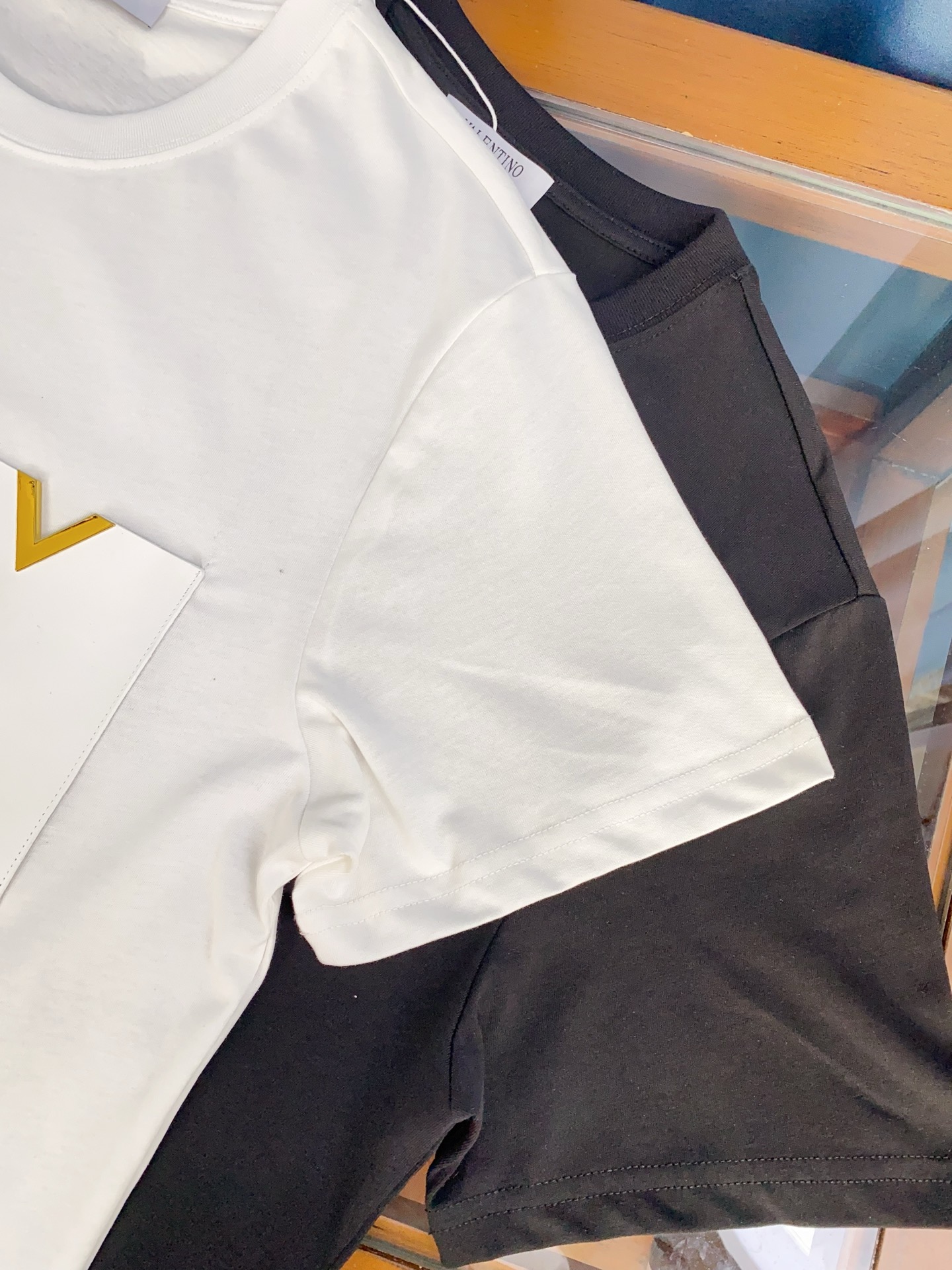 128💰（编号020）特价不退换
华伦天奴 皮质口袋圆领短袖男款

⚠️衣服胸口有皮质口袋，上面装饰有金属大 V 字，标志性很强
⚠️包边包条加宽双层螺纹圆领
⚠️直身宽松版型，清爽男款

颜色：黑色 白色
面料：100% 棉
码数：S M L XL 
