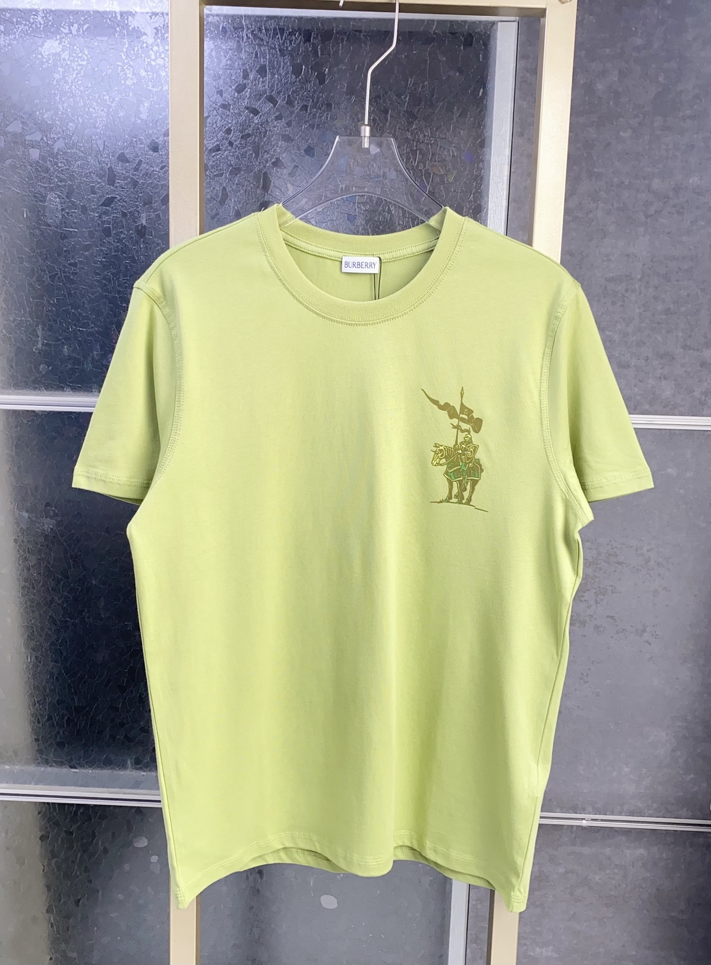 128💰（编号020）特价不退换
BUR柏利  植绒中古马术骑士圆领短袖T恤

⚠️衣服胸口有植绒中古马术骑士图案
⚠️双压线包边包条螺纹圆领
⚠️直身宽松版型，常规男款

颜色：白色 绿色 卡其色
面料：100%棉
码数：S M L XL