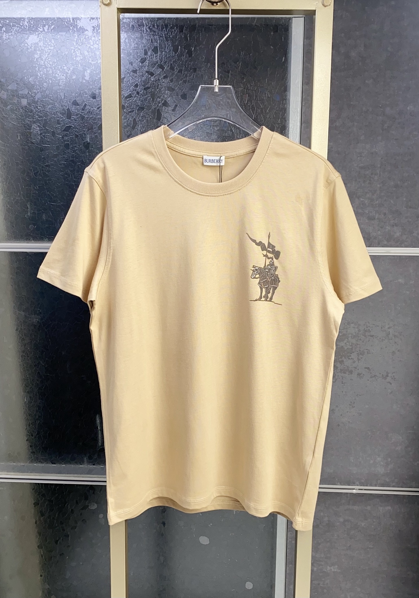 128💰（编号020）特价不退换
BUR柏利  植绒中古马术骑士圆领短袖T恤

⚠️衣服胸口有植绒中古马术骑士图案
⚠️双压线包边包条螺纹圆领
⚠️直身宽松版型，常规男款

颜色：白色 绿色 卡其色
面料：100%棉
码数：S M L XL
