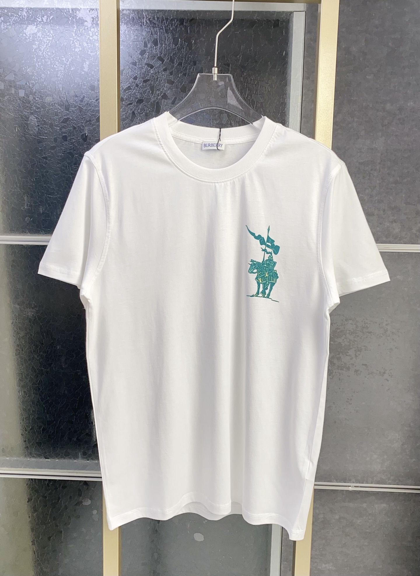 128💰（编号020）特价不退换
BUR柏利  植绒中古马术骑士圆领短袖T恤

⚠️衣服胸口有植绒中古马术骑士图案
⚠️双压线包边包条螺纹圆领
⚠️直身宽松版型，常规男款

颜色：白色 绿色 卡其色
面料：100%棉
码数：S M L XL