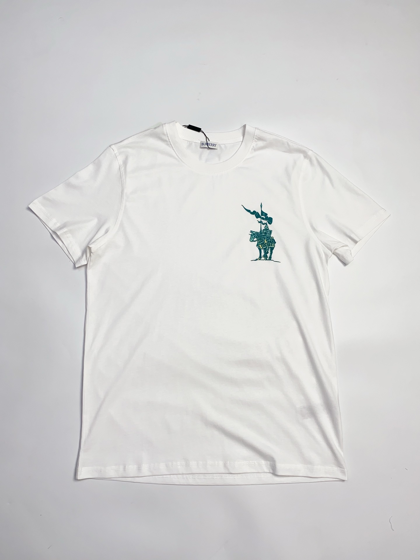 128💰（编号020）特价不退换
BUR柏利  植绒中古马术骑士圆领短袖T恤

⚠️衣服胸口有植绒中古马术骑士图案
⚠️双压线包边包条螺纹圆领
⚠️直身宽松版型，常规男款

颜色：白色 绿色 卡其色
面料：100%棉
码数：S M L XL