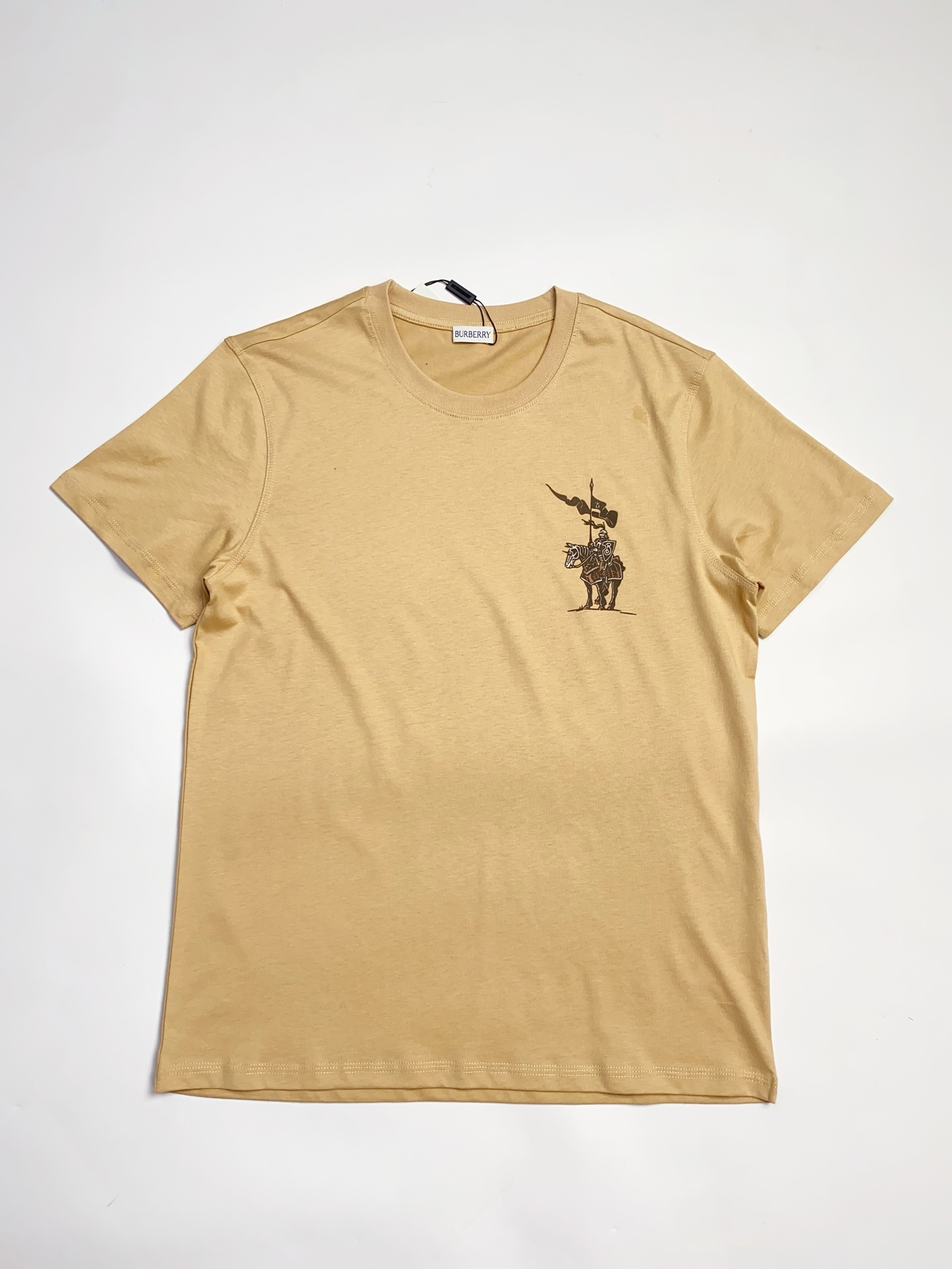 128💰（编号020）特价不退换
BUR柏利  植绒中古马术骑士圆领短袖T恤

⚠️衣服胸口有植绒中古马术骑士图案
⚠️双压线包边包条螺纹圆领
⚠️直身宽松版型，常规男款

颜色：白色 绿色 卡其色
面料：100%棉
码数：S M L XL