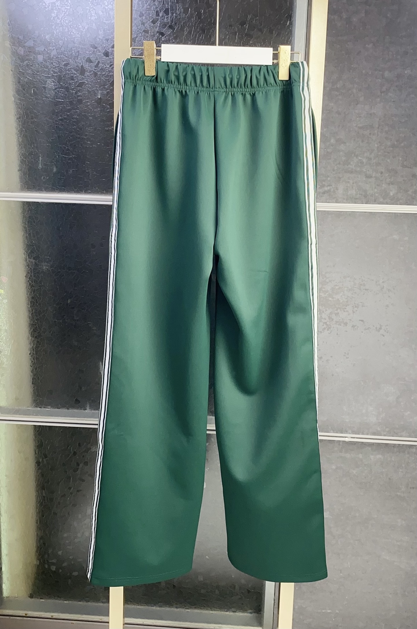 170💰亏本特价福利🉐（编号020）⚠️有码换码一次，没码不退不换
CE赛琳 刺绣字织带饰边直筒拖地裤
男女同款 
⚠️裤子正面单侧有CELINE刺绣字装饰
⚠️两侧有撞色织带饰边
⚠️松紧腰头带撞色抽绳
⚠️宽松直筒拖地裤

颜色：蓝色 绿色
面料：100%棉
码数：S M L