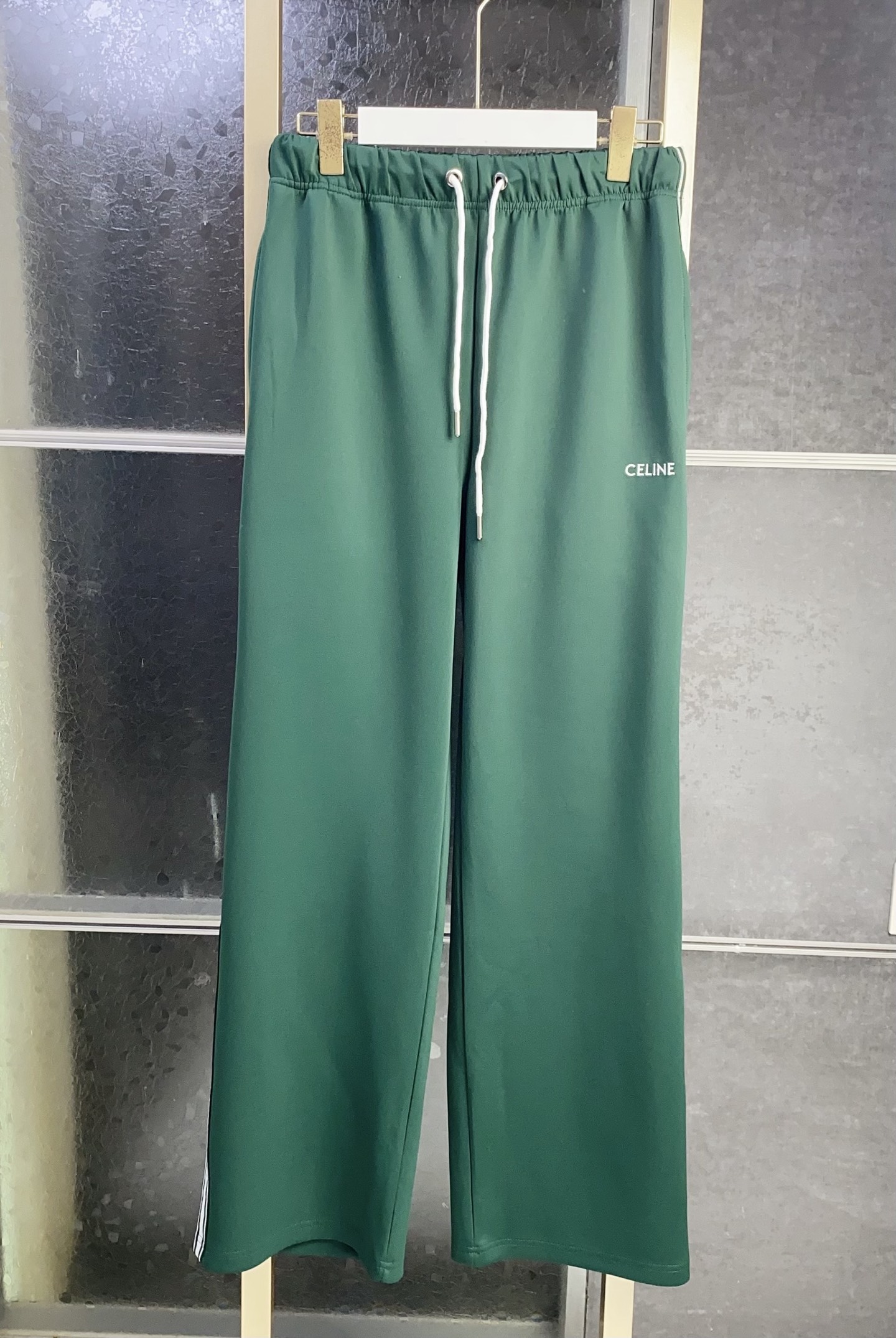170💰亏本特价福利🉐（编号020）⚠️有码换码一次，没码不退不换
CE赛琳 刺绣字织带饰边直筒拖地裤
男女同款 
⚠️裤子正面单侧有CELINE刺绣字装饰
⚠️两侧有撞色织带饰边
⚠️松紧腰头带撞色抽绳
⚠️宽松直筒拖地裤

颜色：蓝色 绿色
面料：100%棉
码数：S M L