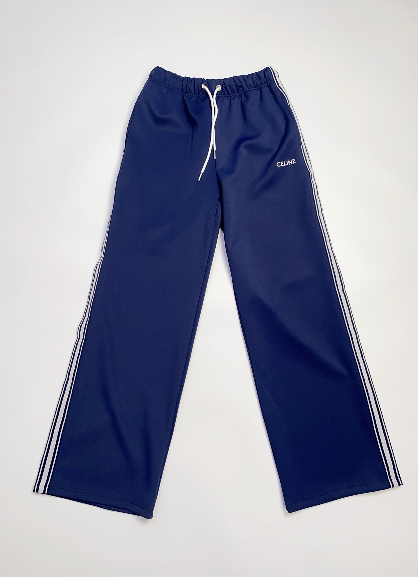 170💰亏本特价福利🉐（编号020）⚠️有码换码一次，没码不退不换
CE赛琳 刺绣字织带饰边直筒拖地裤
男女同款 
⚠️裤子正面单侧有CELINE刺绣字装饰
⚠️两侧有撞色织带饰边
⚠️松紧腰头带撞色抽绳
⚠️宽松直筒拖地裤

颜色：蓝色 绿色
面料：100%棉
码数：S M L