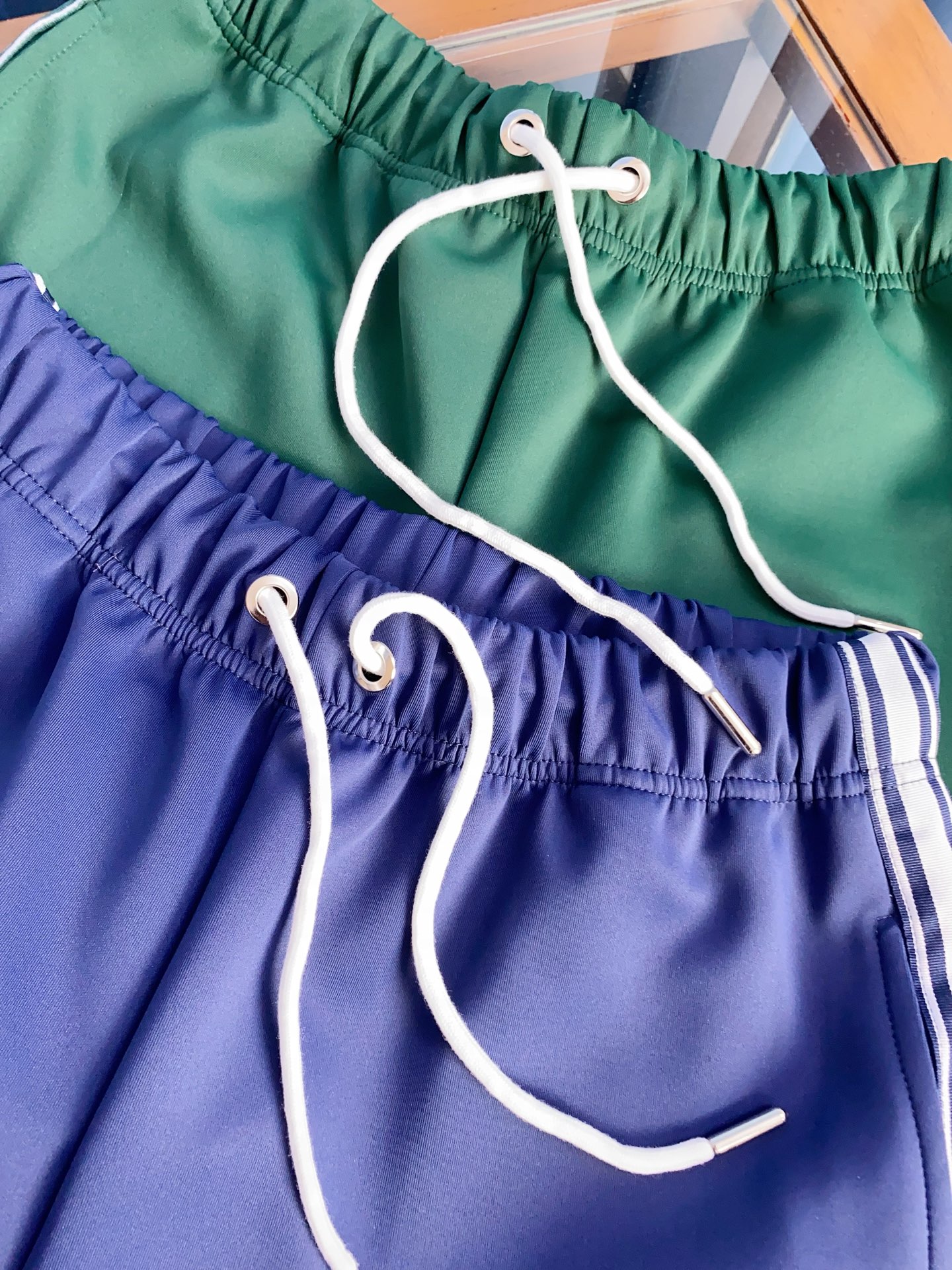 170💰亏本特价福利🉐（编号020）⚠️有码换码一次，没码不退不换
CE赛琳 刺绣字织带饰边直筒拖地裤
男女同款 
⚠️裤子正面单侧有CELINE刺绣字装饰
⚠️两侧有撞色织带饰边
⚠️松紧腰头带撞色抽绳
⚠️宽松直筒拖地裤

颜色：蓝色 绿色
面料：100%棉
码数：S M L