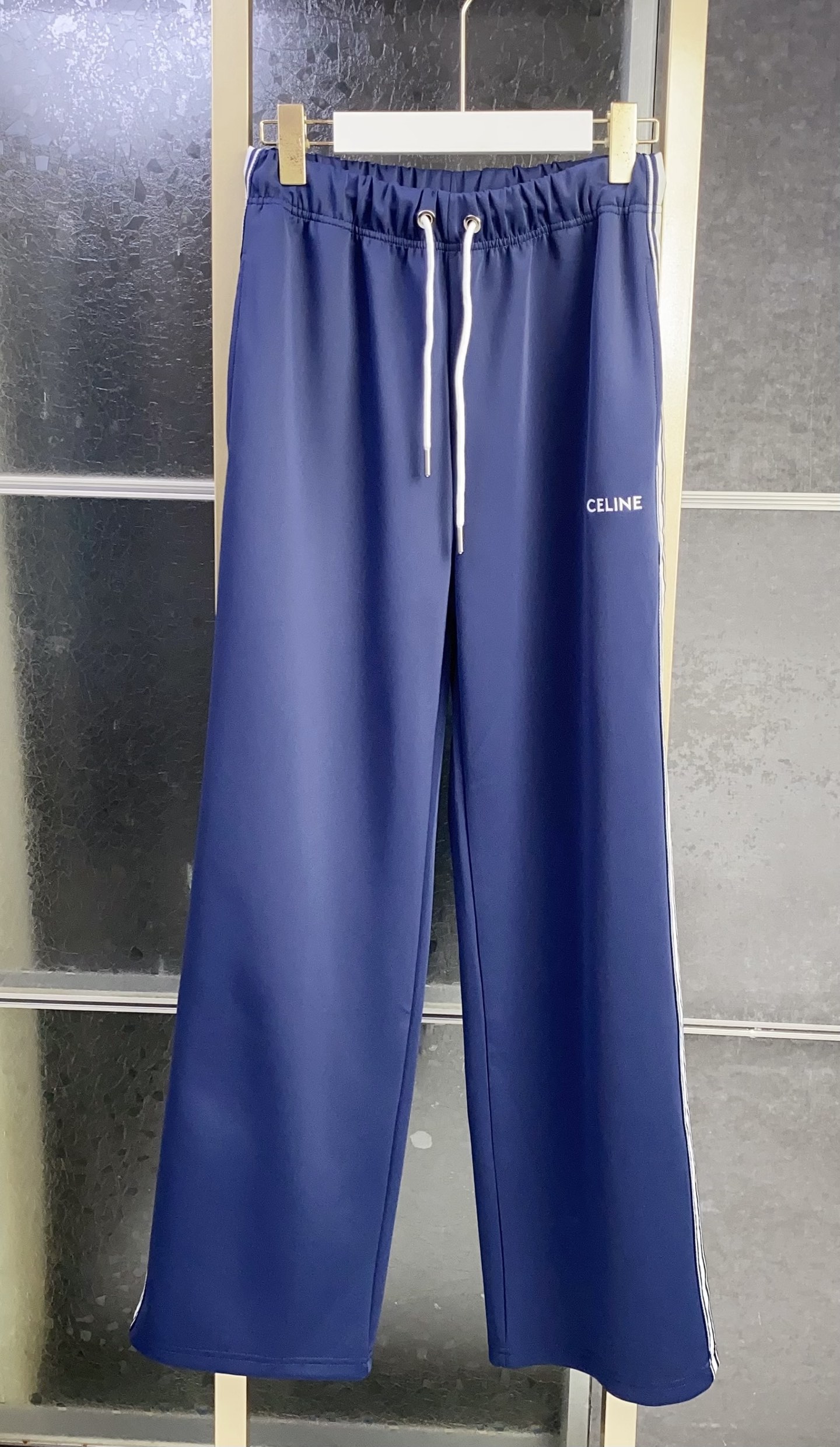170💰亏本特价福利🉐（编号020）⚠️有码换码一次，没码不退不换
CE赛琳 刺绣字织带饰边直筒拖地裤
男女同款 
⚠️裤子正面单侧有CELINE刺绣字装饰
⚠️两侧有撞色织带饰边
⚠️松紧腰头带撞色抽绳
⚠️宽松直筒拖地裤

颜色：蓝色 绿色
面料：100%棉
码数：S M L
