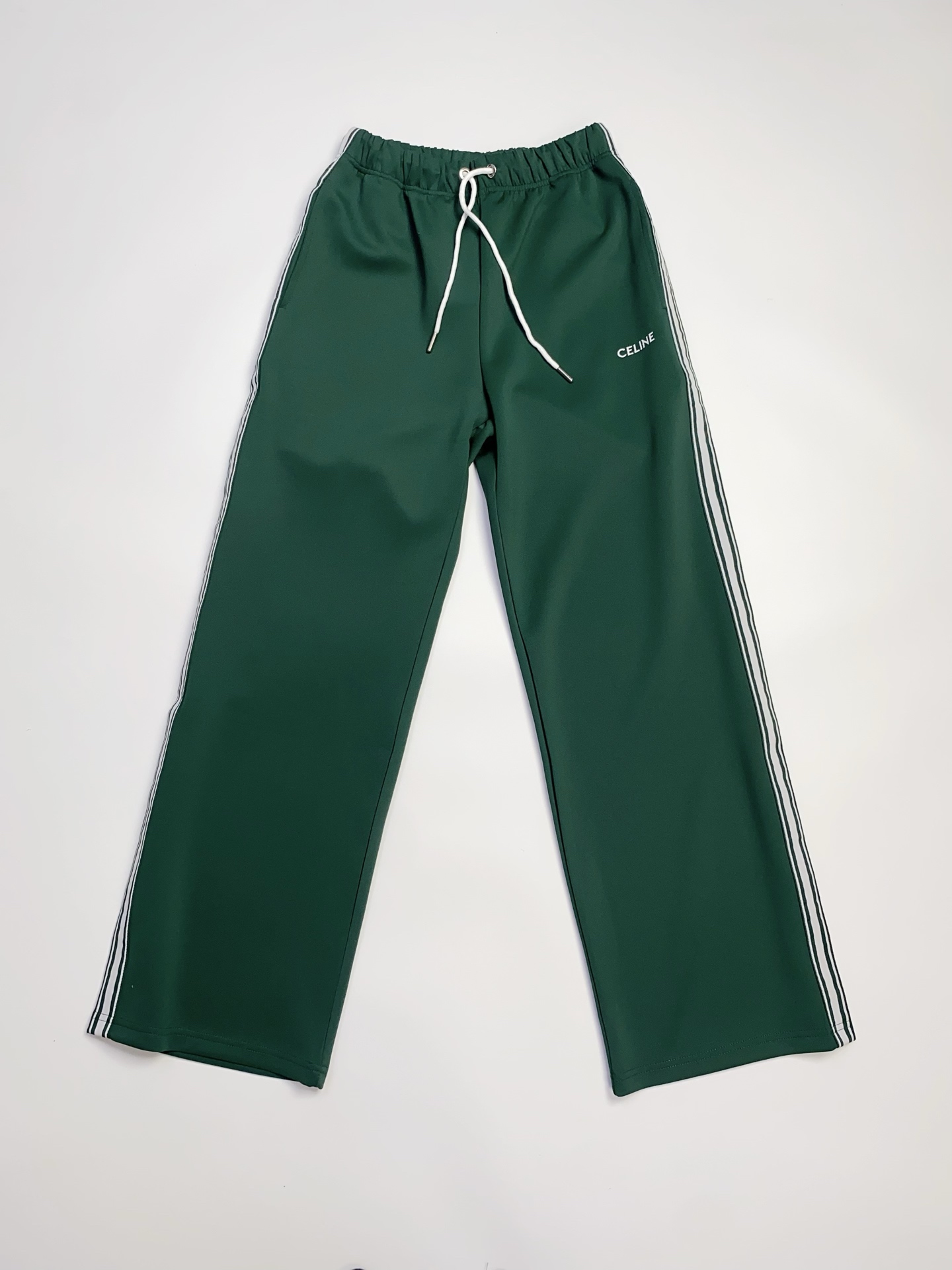 170💰亏本特价福利🉐（编号020）⚠️有码换码一次，没码不退不换
CE赛琳 刺绣字织带饰边直筒拖地裤
男女同款 
⚠️裤子正面单侧有CELINE刺绣字装饰
⚠️两侧有撞色织带饰边
⚠️松紧腰头带撞色抽绳
⚠️宽松直筒拖地裤

颜色：蓝色 绿色
面料：100%棉
码数：S M L