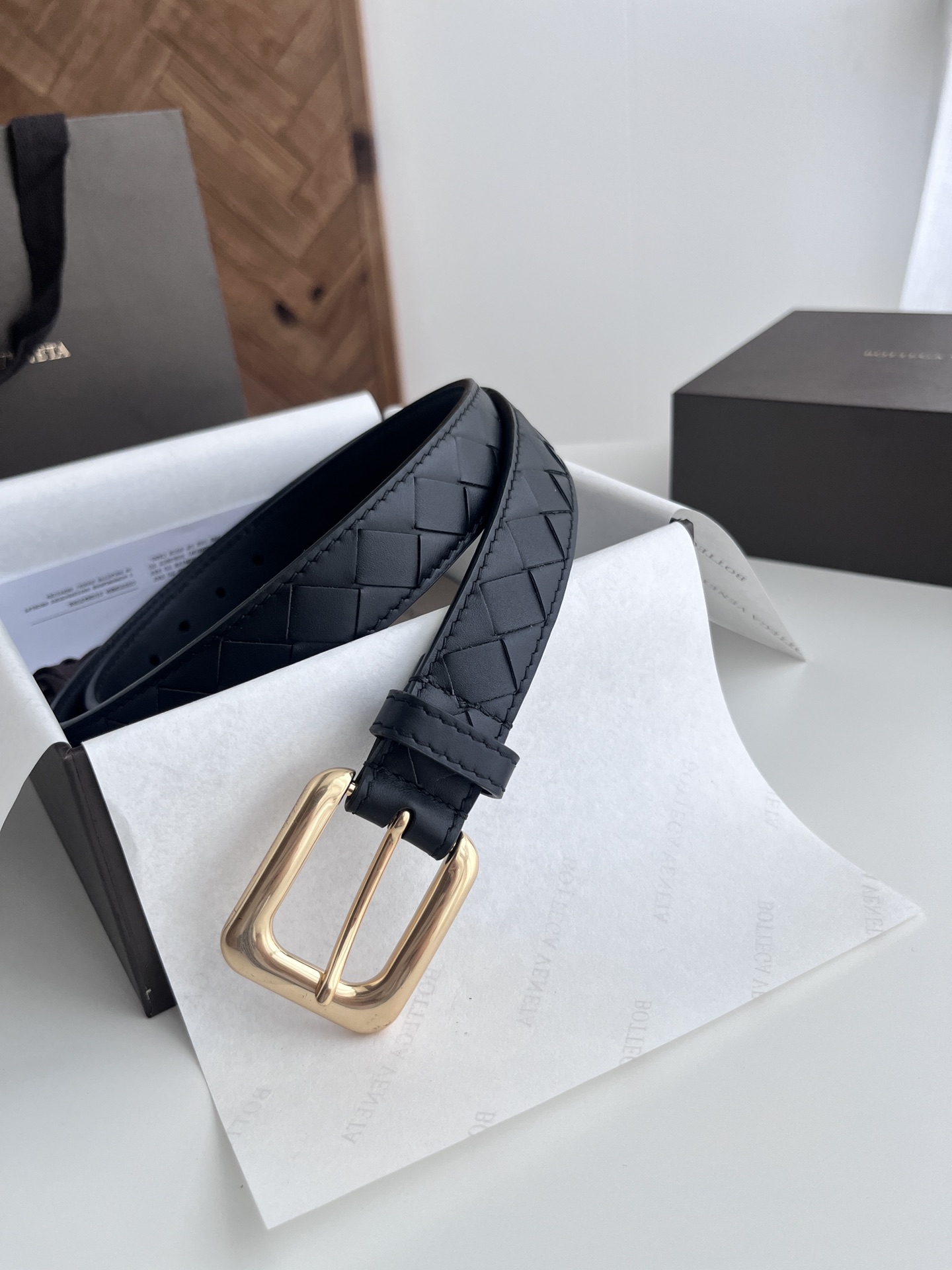 Luxury Italian Knitting Belt with Gold Pin Button Detail for 2024 Collection - 图片 1