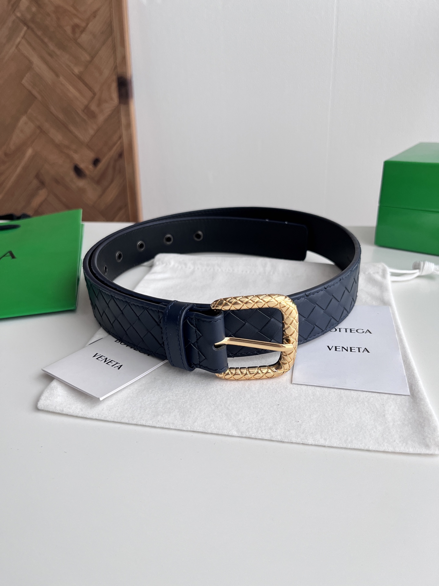 Bottega Veneta Bv 2025最新款男士编织腰带 纯手工intreccio小格子编织 双面意大利小牛皮搭配编织纹理设计金色针扣 金属圈皮带孔 皮带宽度35MM 颜色: 深蓝色