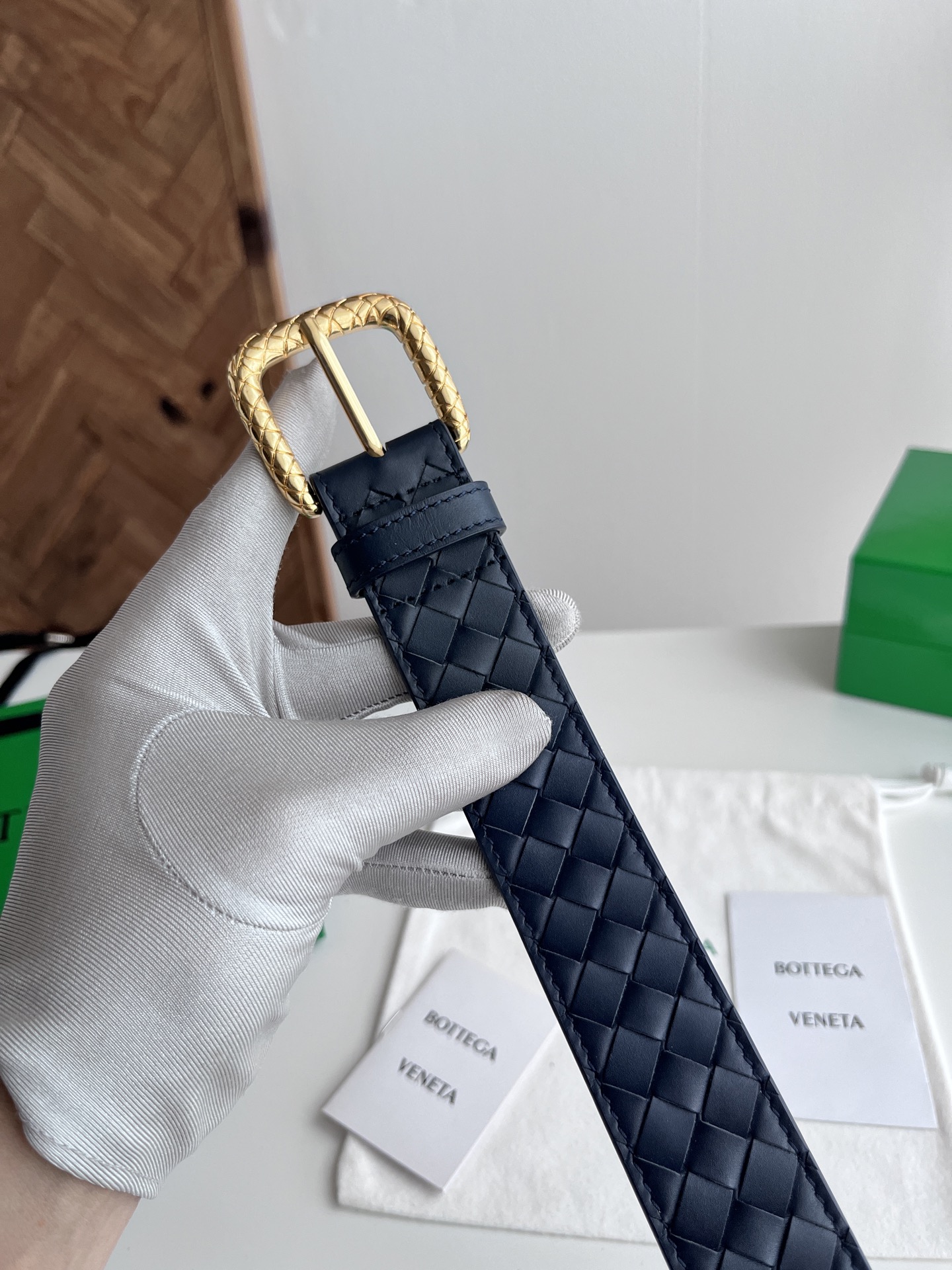 Bottega Veneta Bv 2025最新款男士编织腰带 纯手工intreccio小格子编织 双面意大利小牛皮搭配编织纹理设计金色针扣 金属圈皮带孔 皮带宽度35MM 颜色: 深蓝色