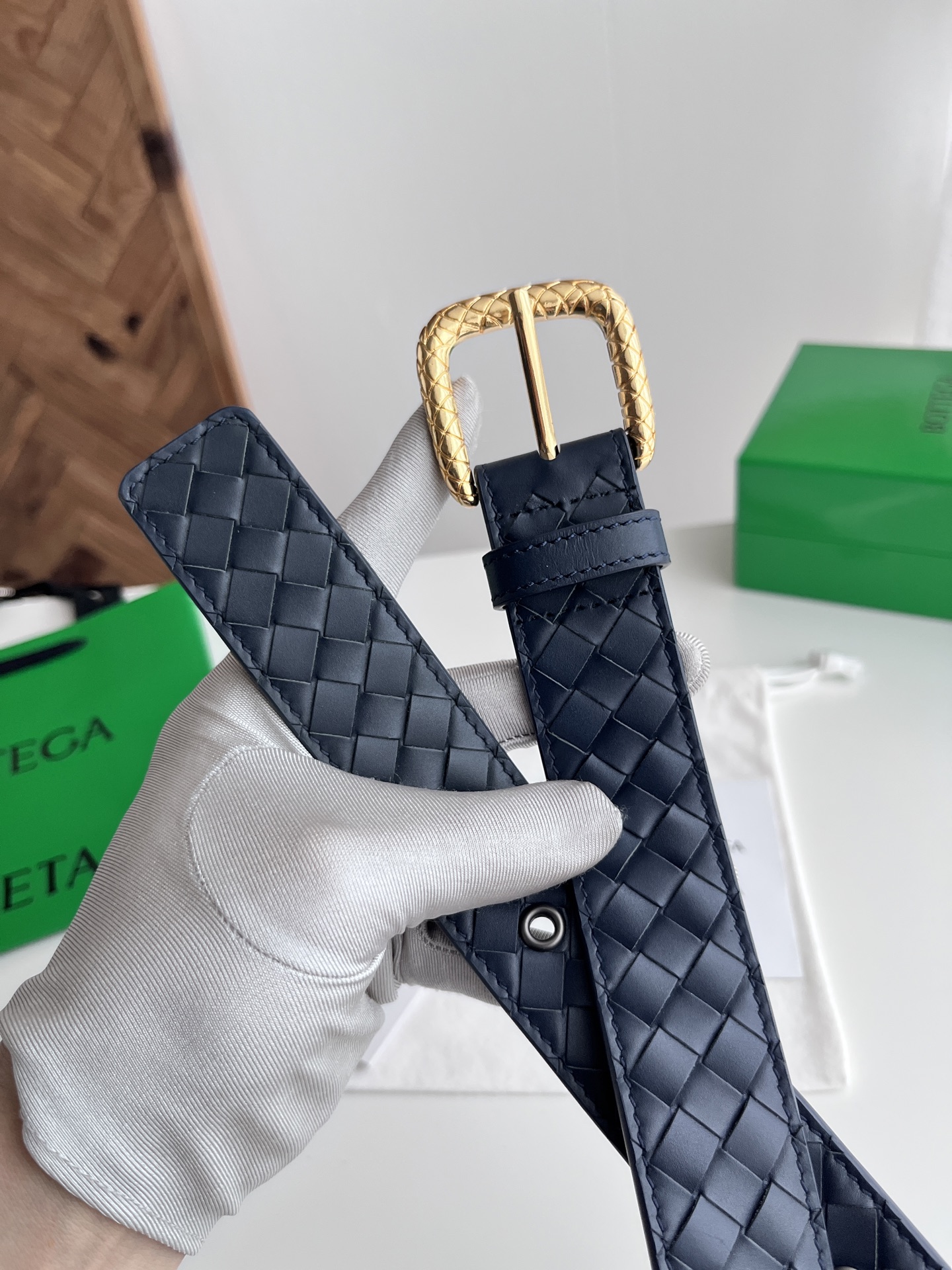 Bottega Veneta Bv 2025最新款男士编织腰带 纯手工intreccio小格子编织 双面意大利小牛皮搭配编织纹理设计金色针扣 金属圈皮带孔 皮带宽度35MM 颜色: 深蓝色