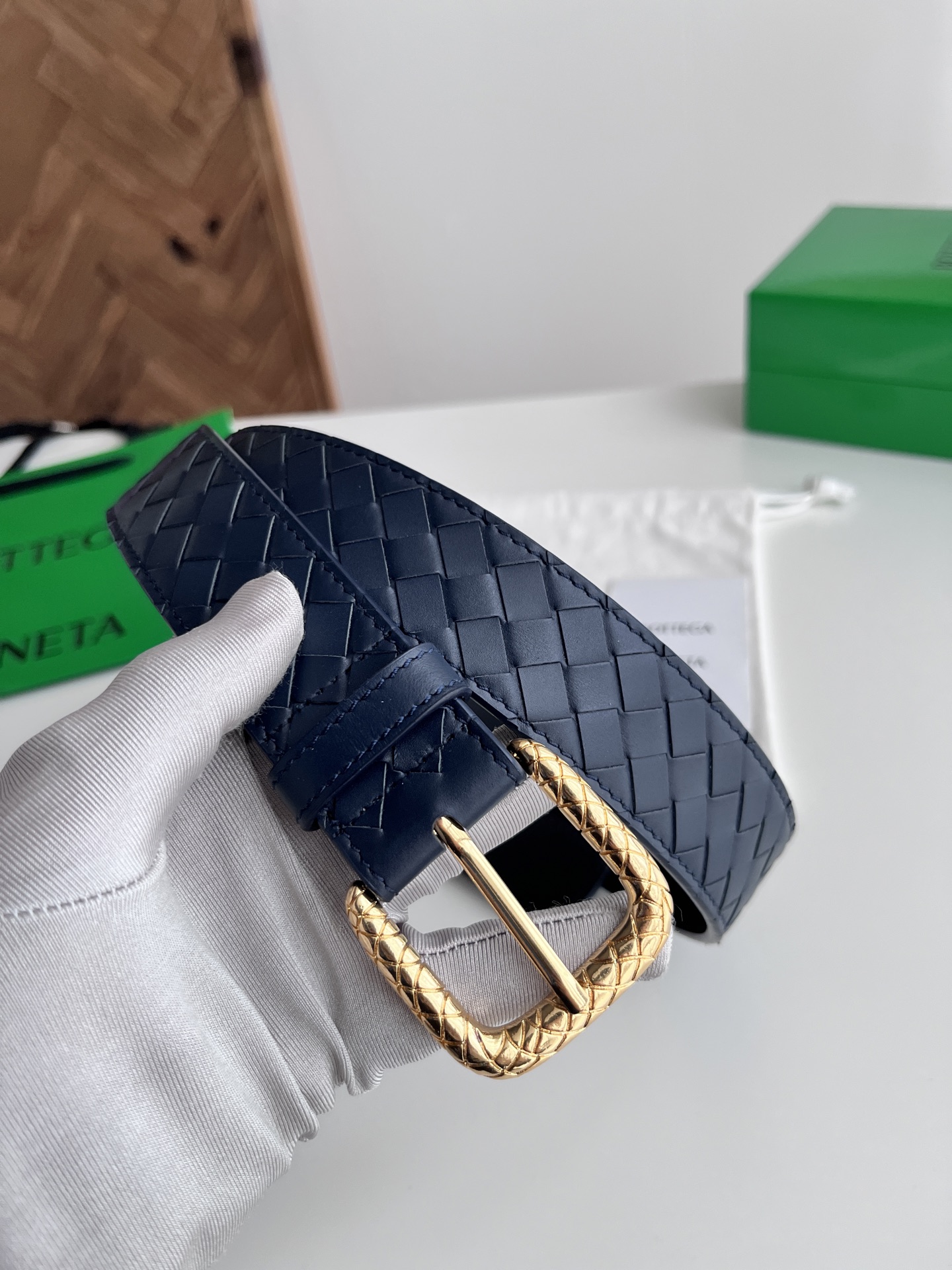 Bottega Veneta Bv 2025最新款男士编织腰带 纯手工intreccio小格子编织 双面意大利小牛皮搭配编织纹理设计金色针扣 金属圈皮带孔 皮带宽度35MM 颜色: 深蓝色