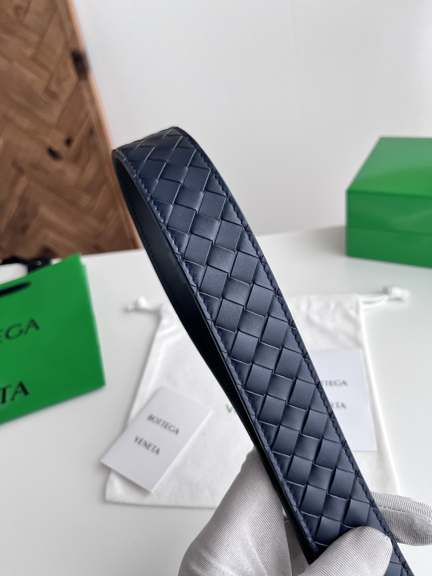 Bottega Veneta Bv 2025最新款男士编织腰带 纯手工intreccio小格子编织 双面意大利小牛皮搭配编织纹理设计金色针扣 金属圈皮带孔 皮带宽度35MM 颜色: 深蓝色