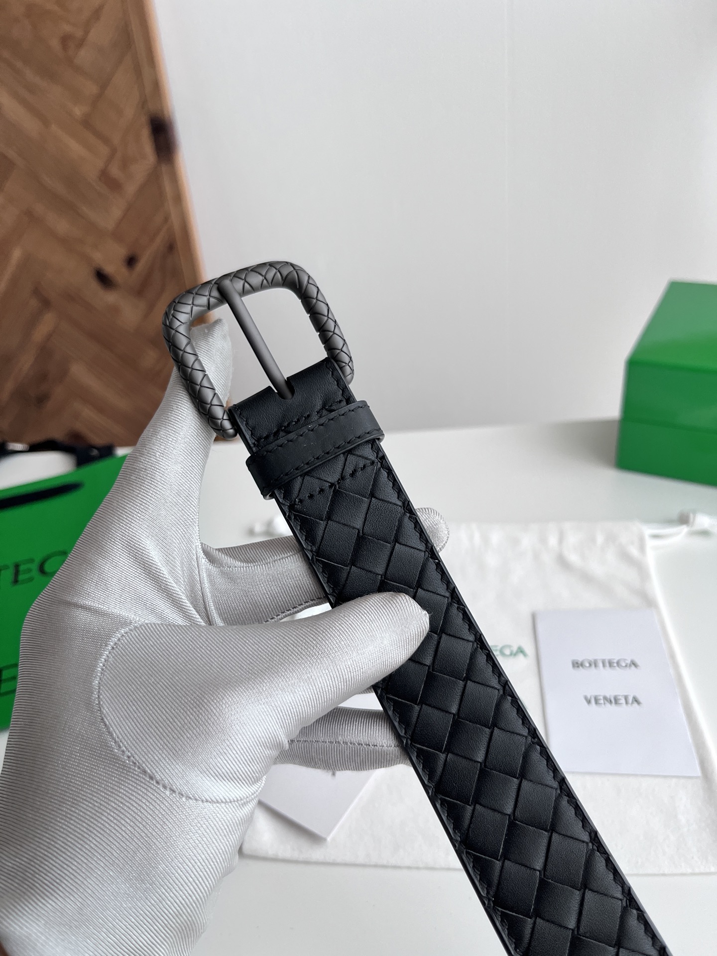 Bottega Veneta Bv 2025最新款男士编织腰带 纯手工intreccio小格子编织 双面意大利小牛皮搭配编织纹理设计真空枪色针扣 金属圈皮带孔 皮带宽度35MM 颜色: 黑色