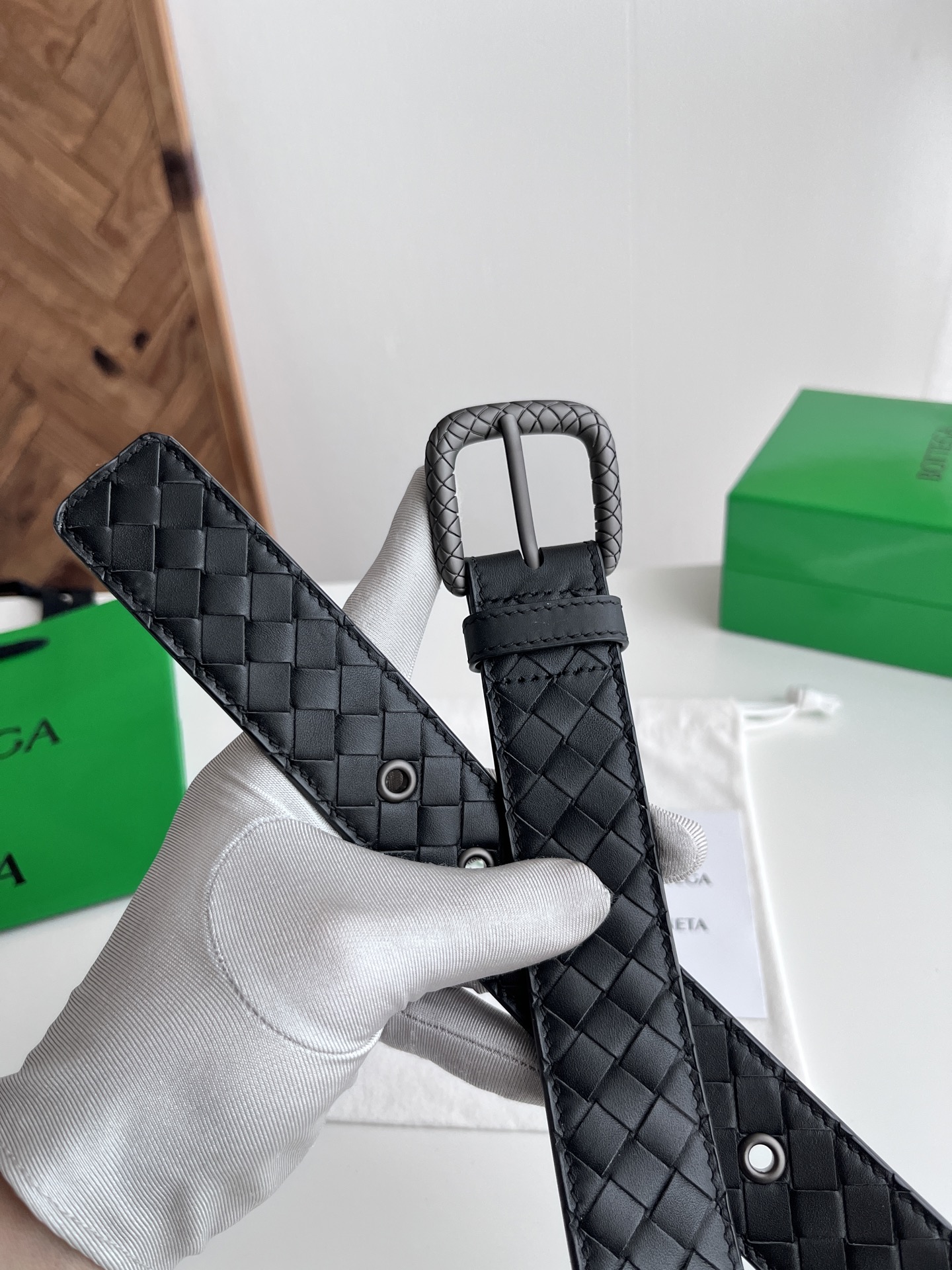 Bottega Veneta Bv 2025最新款男士编织腰带 纯手工intreccio小格子编织 双面意大利小牛皮搭配编织纹理设计真空枪色针扣 金属圈皮带孔 皮带宽度35MM 颜色: 黑色