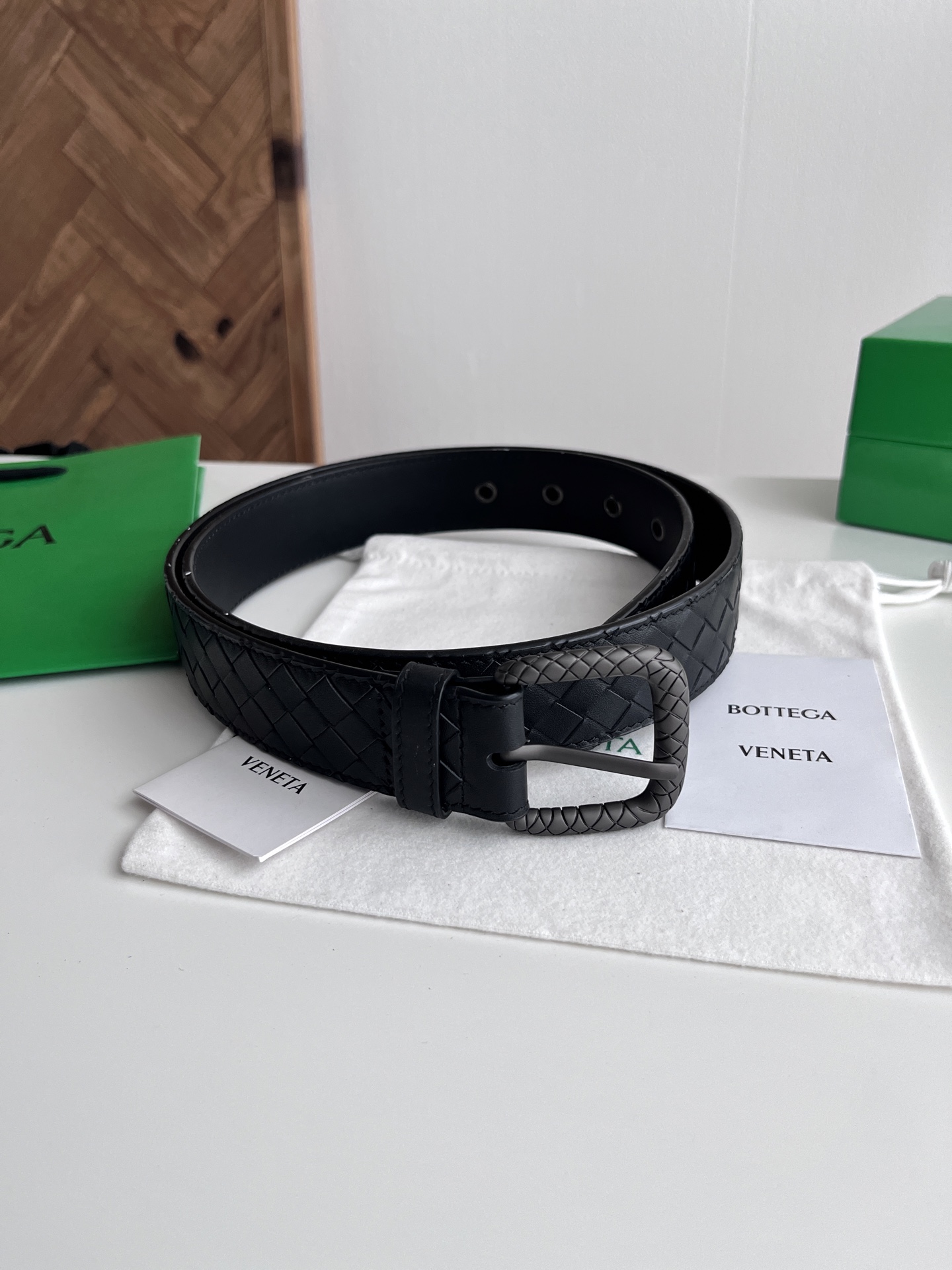 Bottega Veneta Bv 2025最新款男士编织腰带 纯手工intreccio小格子编织 双面意大利小牛皮搭配编织纹理设计真空枪色针扣 金属圈皮带孔 皮带宽度35MM 颜色: 黑色