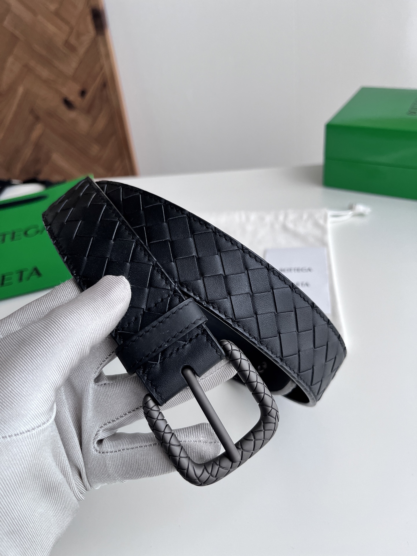 Bottega Veneta Bv 2025最新款男士编织腰带 纯手工intreccio小格子编织 双面意大利小牛皮搭配编织纹理设计真空枪色针扣 金属圈皮带孔 皮带宽度35MM 颜色: 黑色