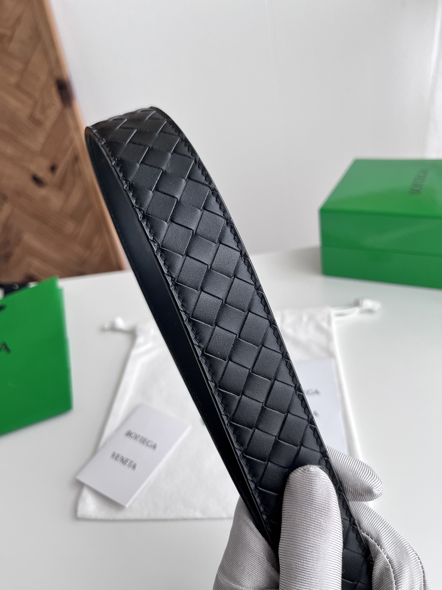 Bottega Veneta Bv 2025最新款男士编织腰带 纯手工intreccio小格子编织 双面意大利小牛皮搭配编织纹理设计真空枪色针扣 金属圈皮带孔 皮带宽度35MM 颜色: 黑色