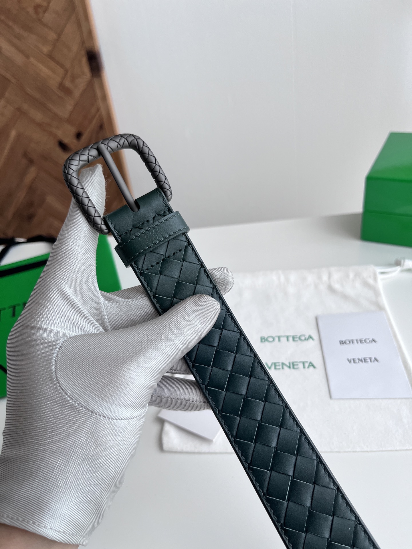 Bottega Veneta Bv 2025最新款男士编织腰带 纯手工intreccio小格子编织 双面意大利小牛皮搭配编织纹理设计真空枪色针扣 金属圈皮带孔 皮带宽度35MM 颜色: 松柏绿