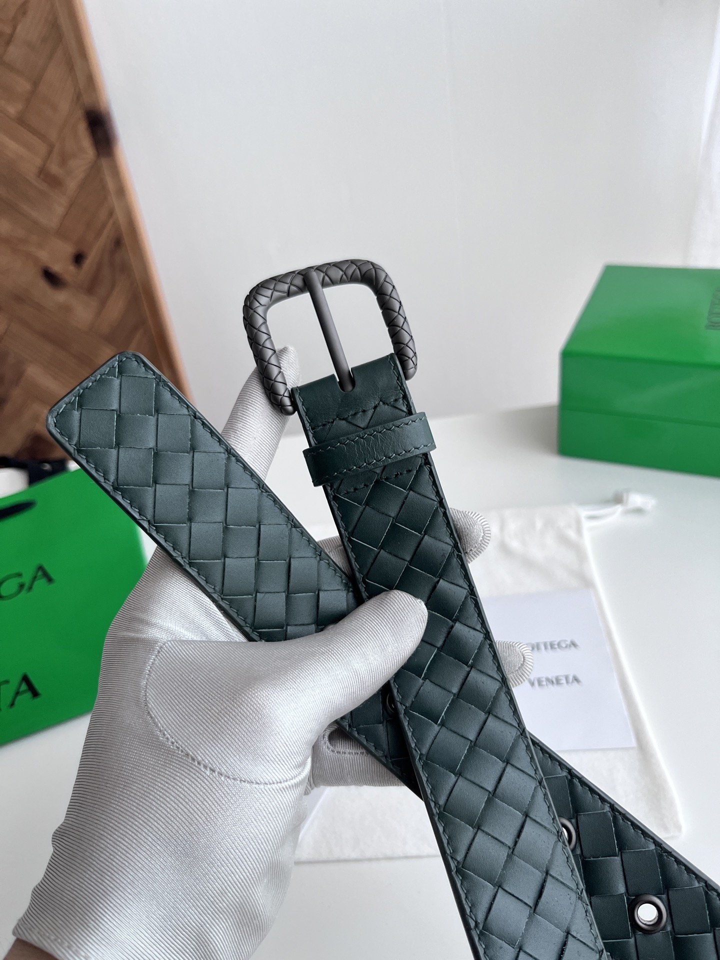 Bottega Veneta Bv 2025最新款男士编织腰带 纯手工intreccio小格子编织 双面意大利小牛皮搭配编织纹理设计真空枪色针扣 金属圈皮带孔 皮带宽度35MM 颜色: 松柏绿