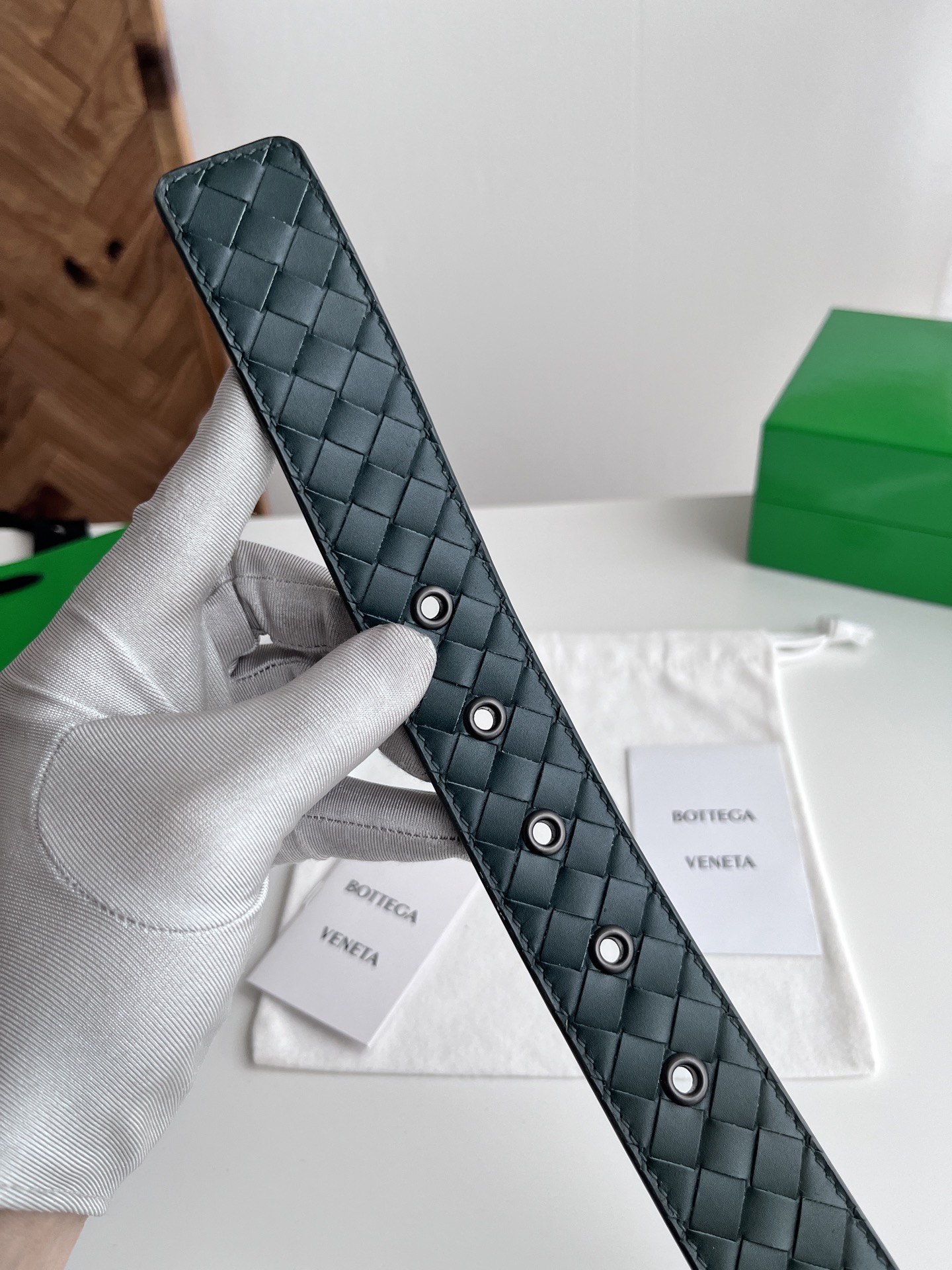 Bottega Veneta Bv 2025最新款男士编织腰带 纯手工intreccio小格子编织 双面意大利小牛皮搭配编织纹理设计真空枪色针扣 金属圈皮带孔 皮带宽度35MM 颜色: 松柏绿