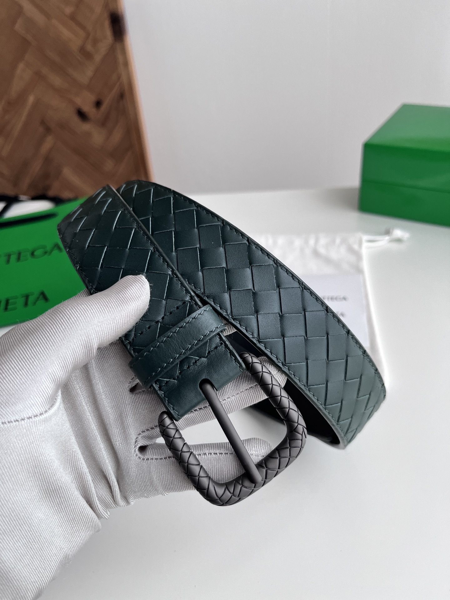 Bottega Veneta Bv 2025最新款男士编织腰带 纯手工intreccio小格子编织 双面意大利小牛皮搭配编织纹理设计真空枪色针扣 金属圈皮带孔 皮带宽度35MM 颜色: 松柏绿
