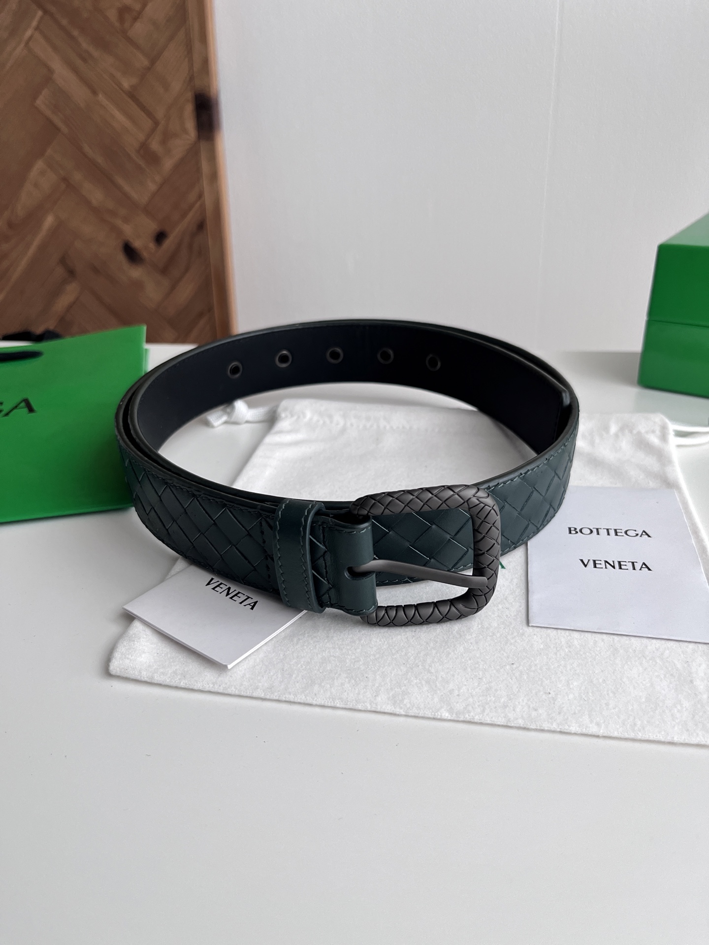 Bottega Veneta Bv 2025最新款男士编织腰带 纯手工intreccio小格子编织 双面意大利小牛皮搭配编织纹理设计真空枪色针扣 金属圈皮带孔 皮带宽度35MM 颜色: 松柏绿