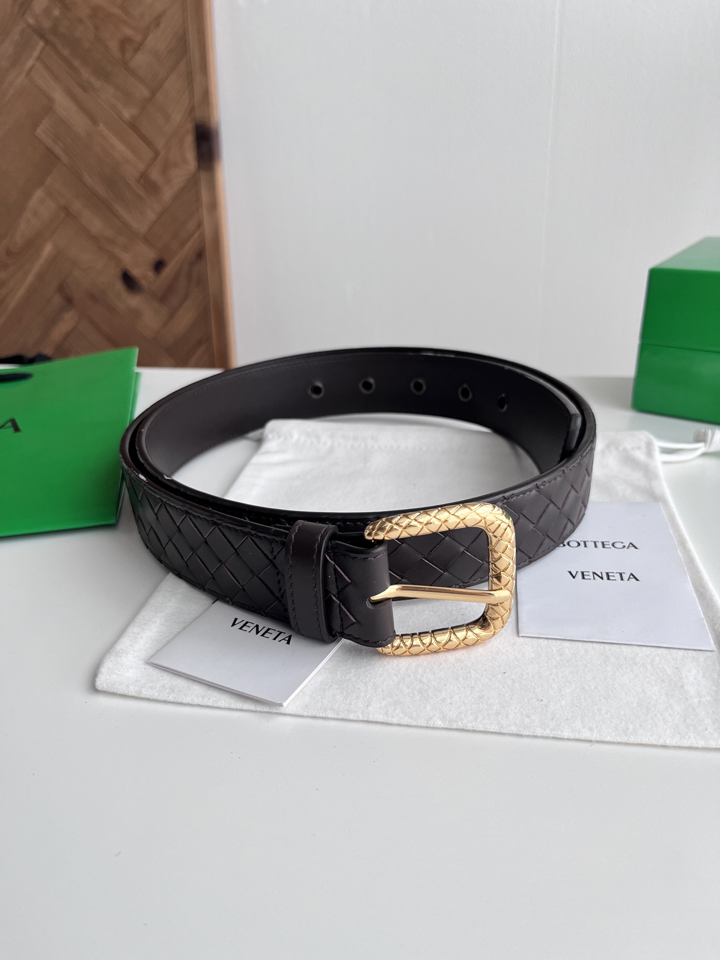Bottega Veneta Bv 2025最新款男士编织腰带 纯手工intreccio小格子编织 双面意大利小牛皮搭配编织纹理设计金色针扣 金属圈皮带孔 皮带宽度35MM 颜色: 咖啡色