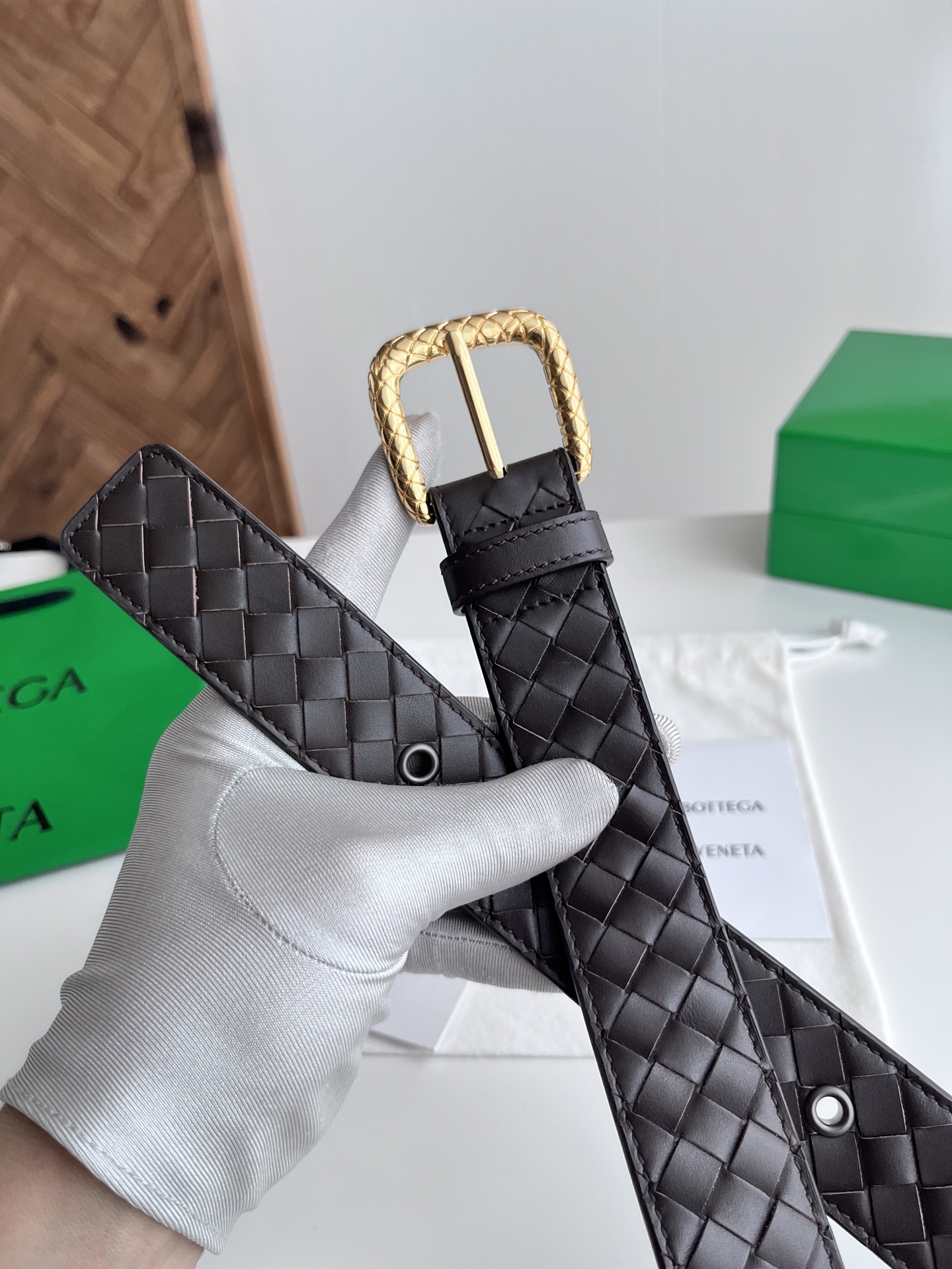 Bottega Veneta Bv 2025最新款男士编织腰带 纯手工intreccio小格子编织 双面意大利小牛皮搭配编织纹理设计金色针扣 金属圈皮带孔 皮带宽度35MM 颜色: 咖啡色