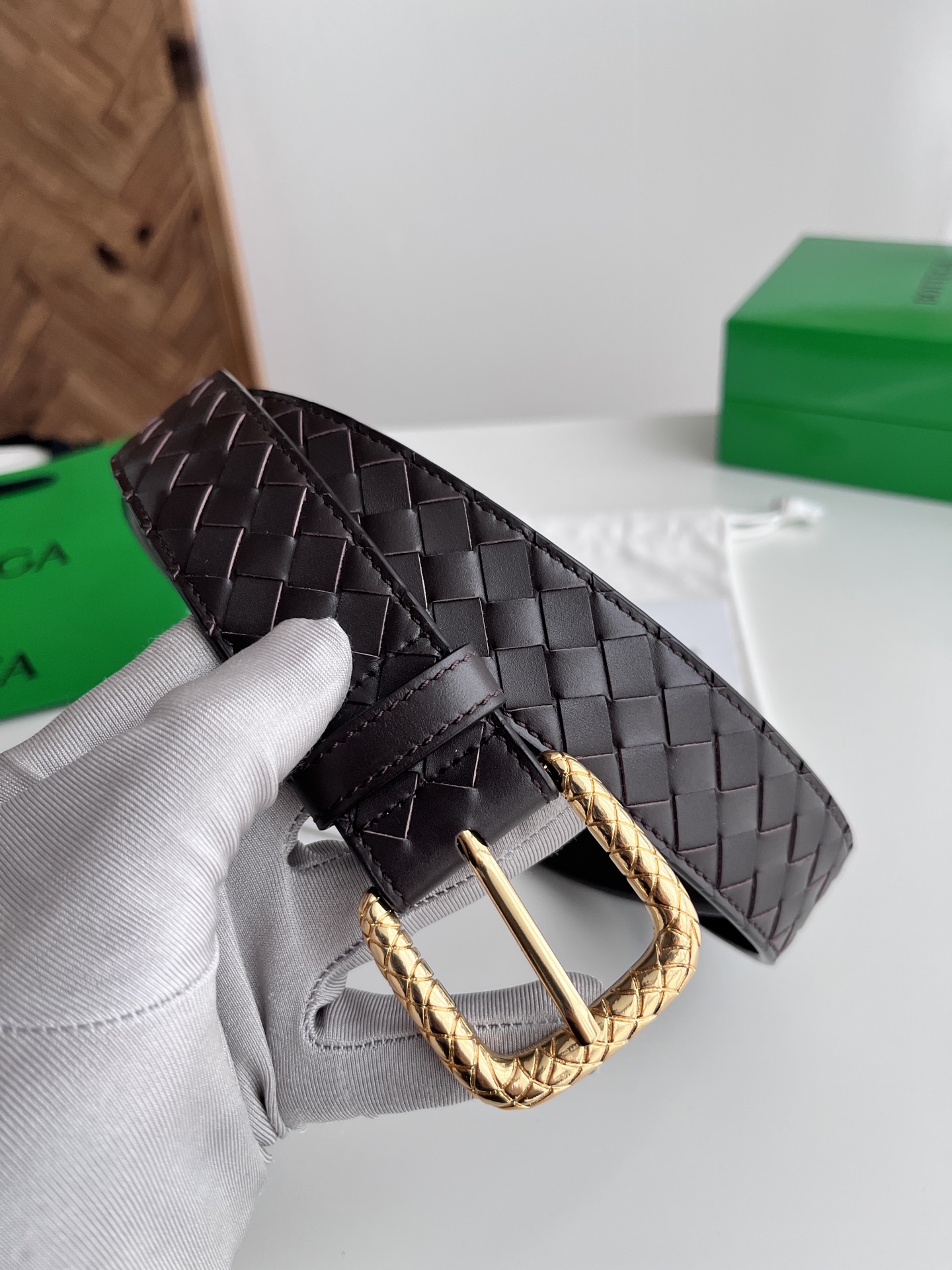 Bottega Veneta Bv 2025最新款男士编织腰带 纯手工intreccio小格子编织 双面意大利小牛皮搭配编织纹理设计金色针扣 金属圈皮带孔 皮带宽度35MM 颜色: 咖啡色