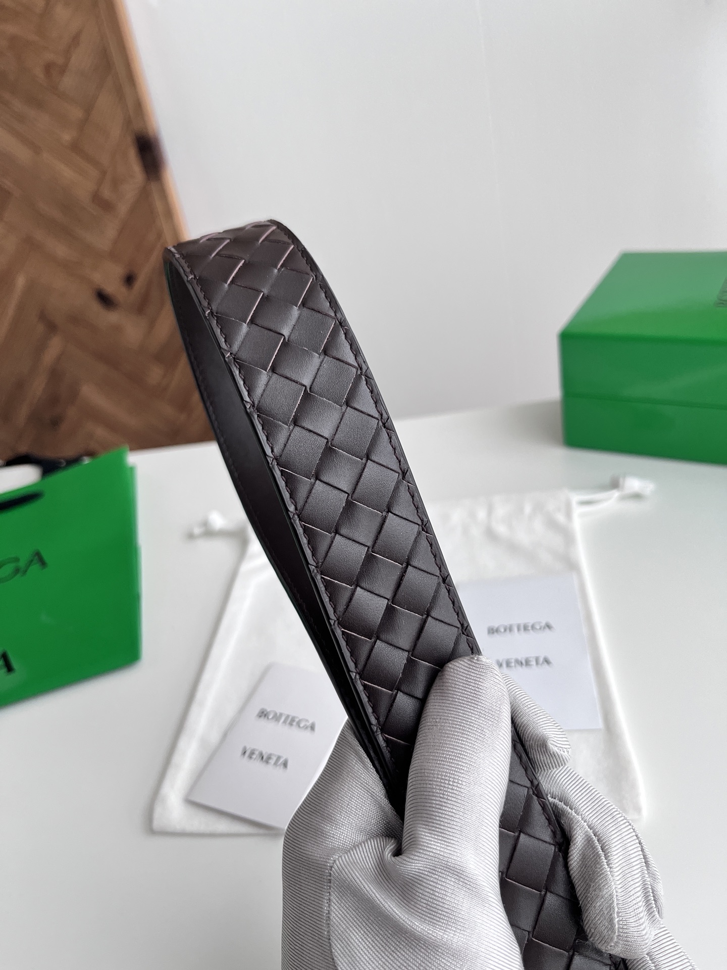 Bottega Veneta Bv 2025最新款男士编织腰带 纯手工intreccio小格子编织 双面意大利小牛皮搭配编织纹理设计金色针扣 金属圈皮带孔 皮带宽度35MM 颜色: 咖啡色