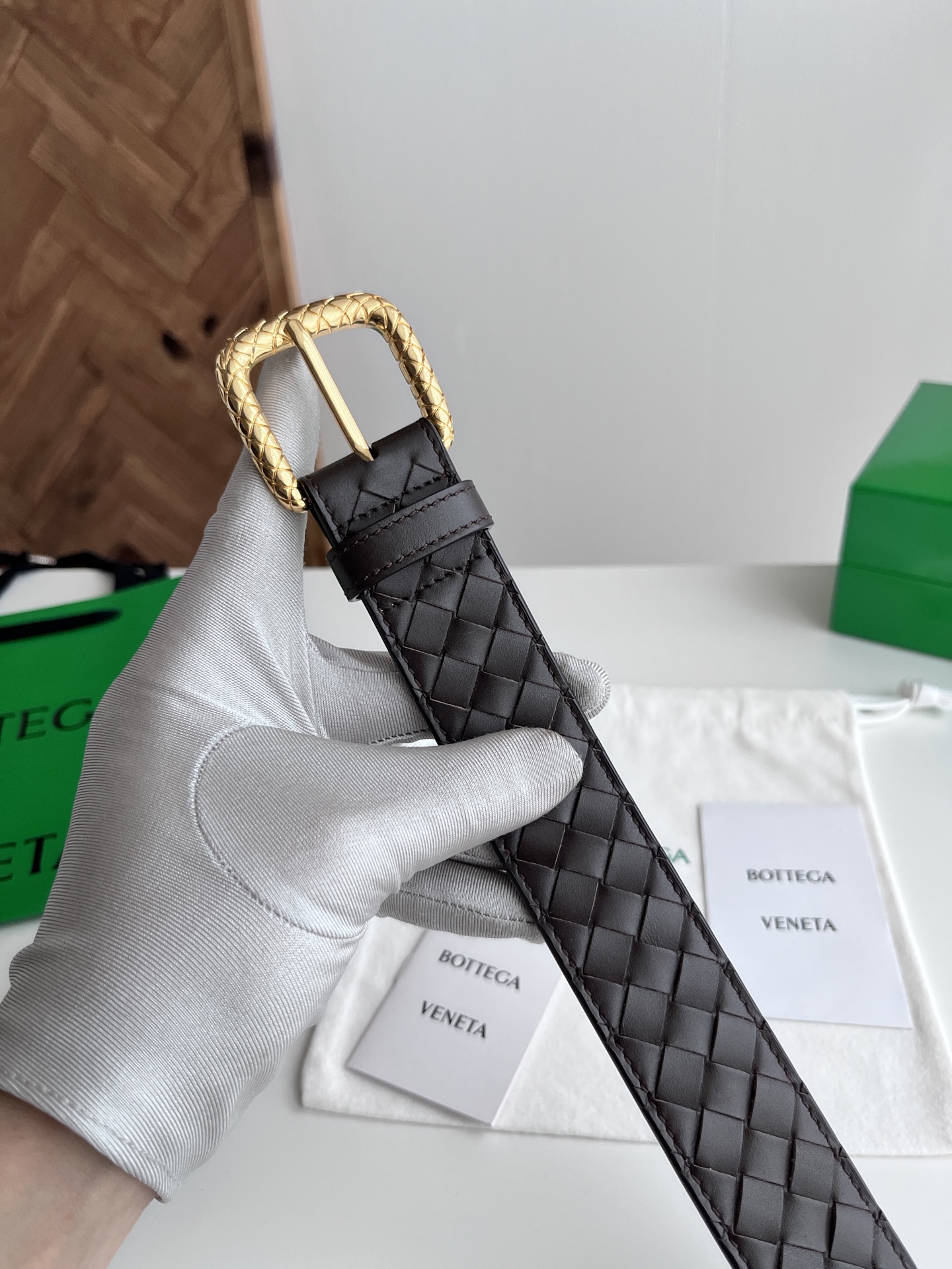 Bottega Veneta Bv 2025最新款男士编织腰带 纯手工intreccio小格子编织 双面意大利小牛皮搭配编织纹理设计金色针扣 金属圈皮带孔 皮带宽度35MM 颜色: 咖啡色