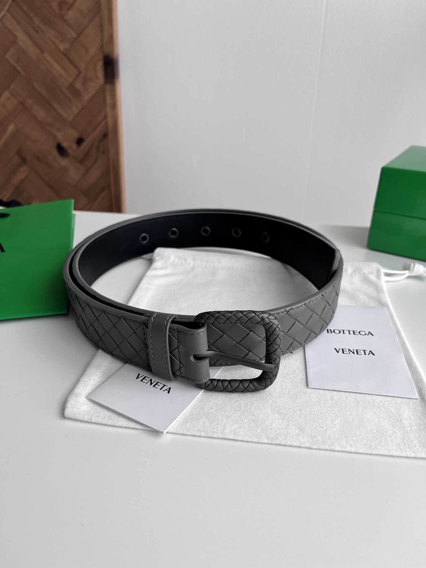 Bottega Veneta Bv 2025最新款男士编织腰带 纯手工intreccio小格子编织 双面意大利小牛皮搭配编织纹理设计真空枪色针扣 金属圈皮带孔 皮带宽度35MM 颜色: 灰色