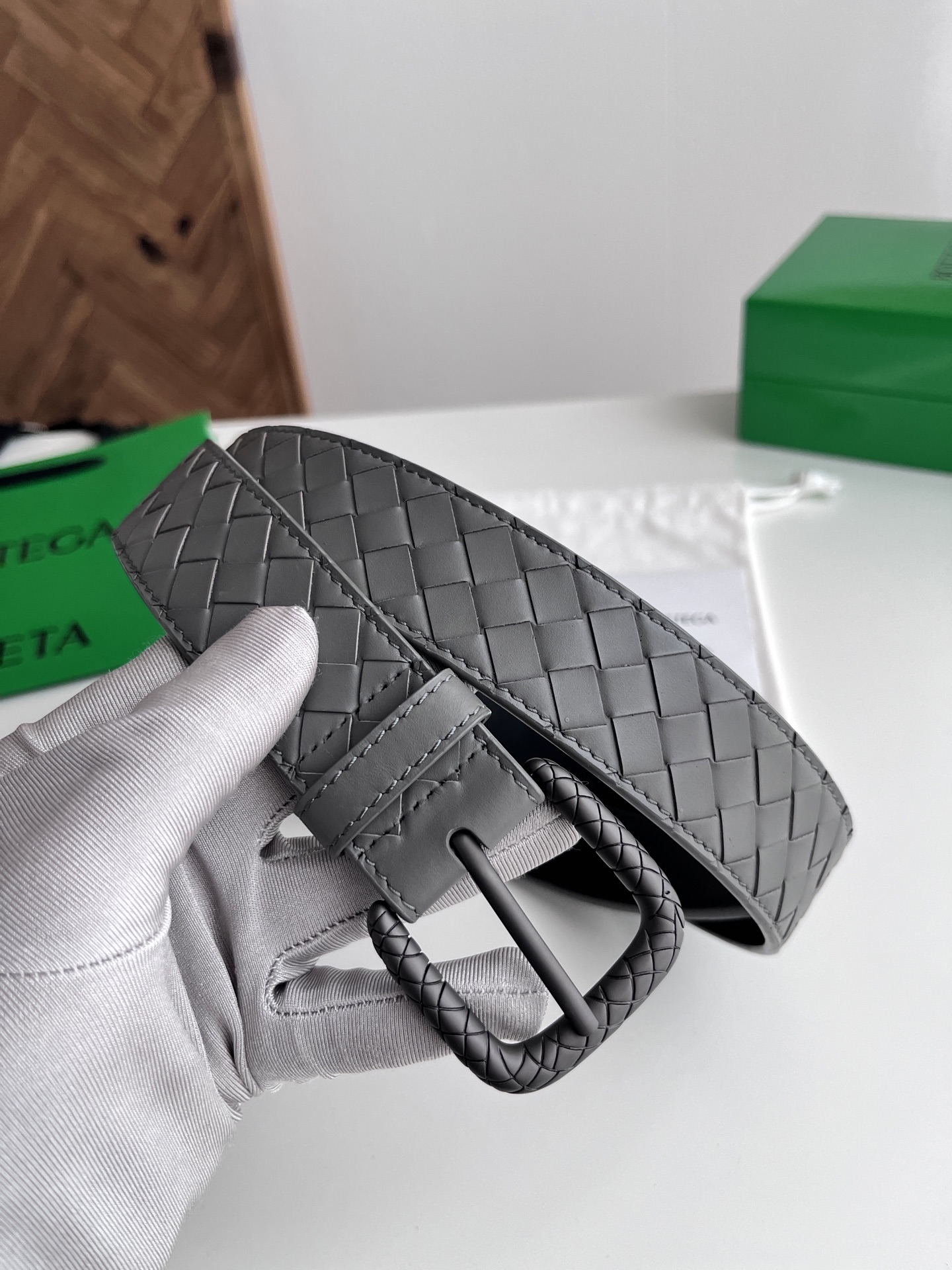 Bottega Veneta Bv 2025最新款男士编织腰带 纯手工intreccio小格子编织 双面意大利小牛皮搭配编织纹理设计真空枪色针扣 金属圈皮带孔 皮带宽度35MM 颜色: 灰色