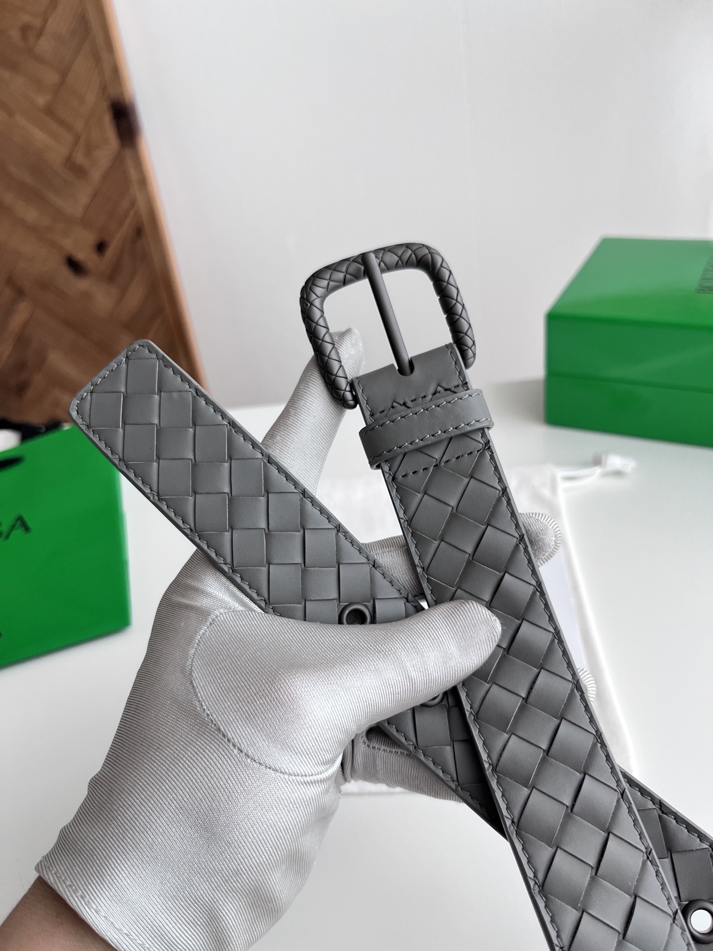 Bottega Veneta Bv 2025最新款男士编织腰带 纯手工intreccio小格子编织 双面意大利小牛皮搭配编织纹理设计真空枪色针扣 金属圈皮带孔 皮带宽度35MM 颜色: 灰色
