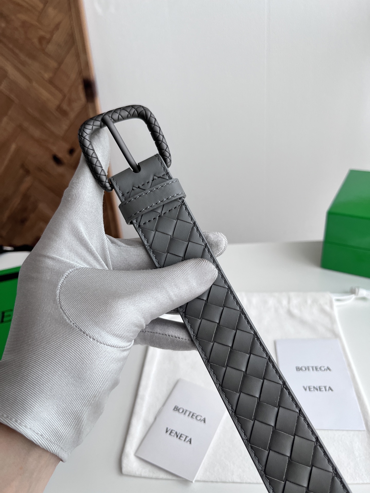 Bottega Veneta Bv 2025最新款男士编织腰带 纯手工intreccio小格子编织 双面意大利小牛皮搭配编织纹理设计真空枪色针扣 金属圈皮带孔 皮带宽度35MM 颜色: 灰色