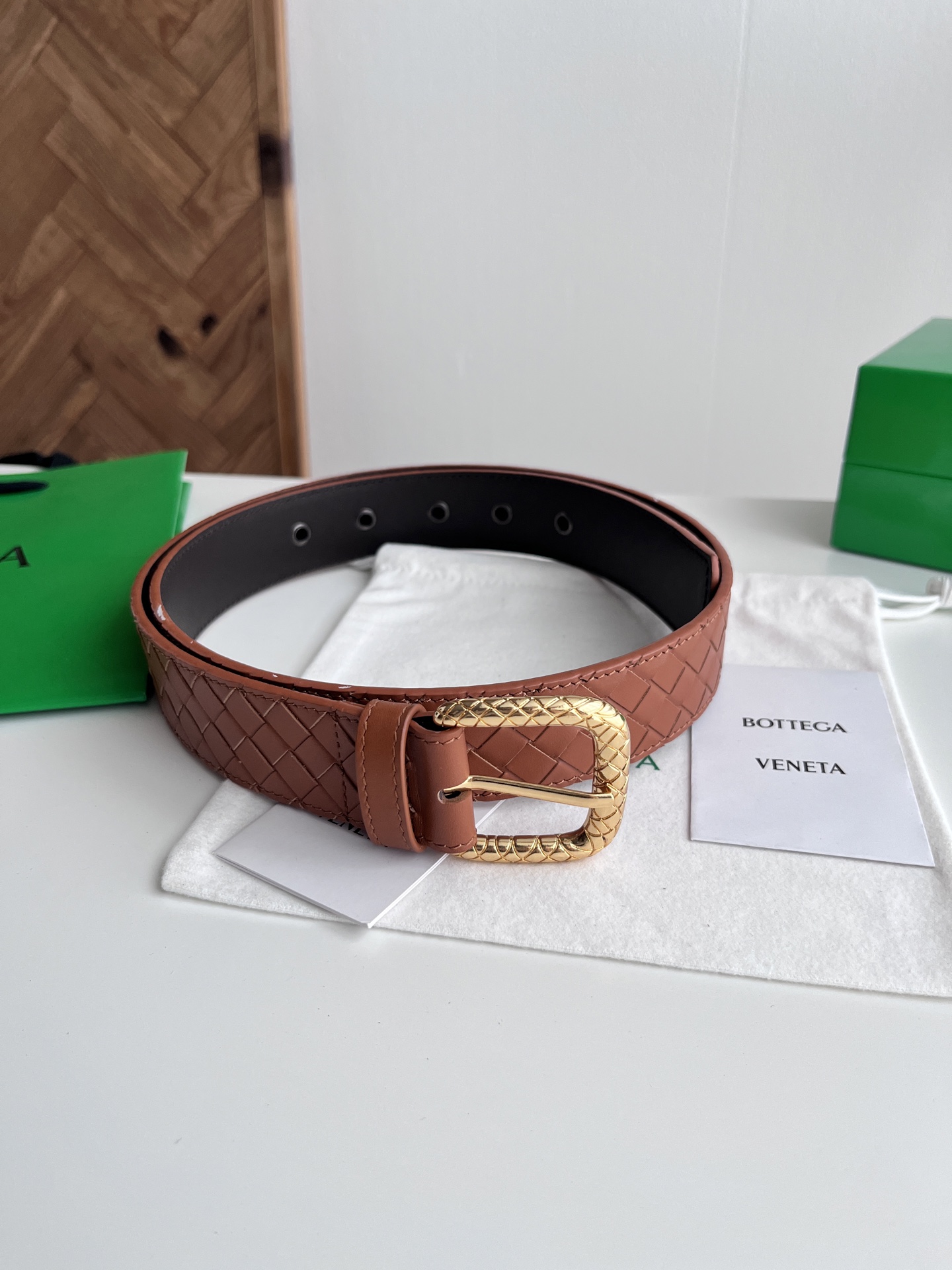 Bottega Veneta Bv 2025最新款男士编织腰带 纯手工intreccio小格子编织 双面意大利小牛皮搭配编织纹理设计金色针扣 金属圈皮带孔 皮带宽度35MM 颜色: 土黄色