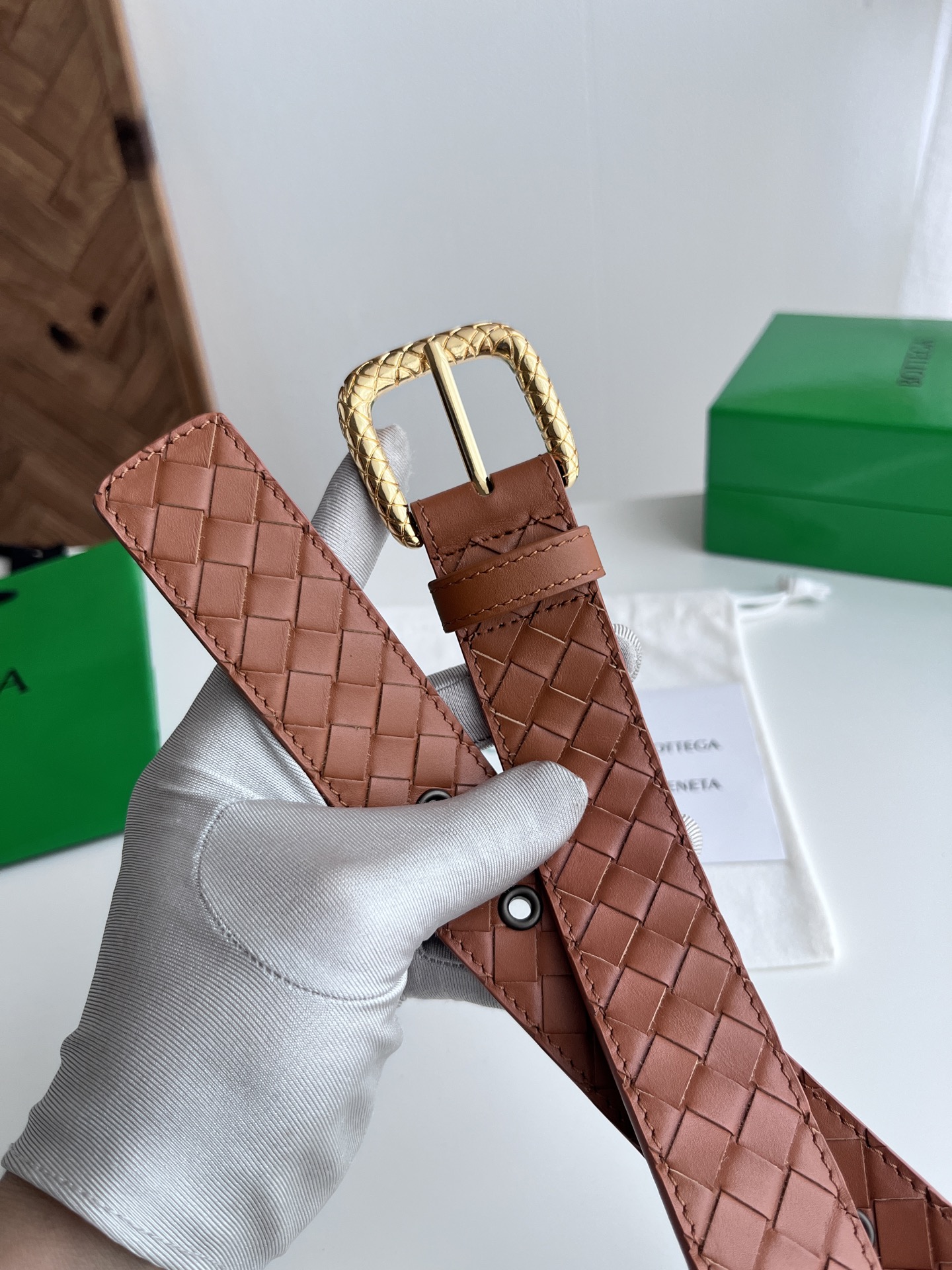 Bottega Veneta Bv 2025最新款男士编织腰带 纯手工intreccio小格子编织 双面意大利小牛皮搭配编织纹理设计金色针扣 金属圈皮带孔 皮带宽度35MM 颜色: 土黄色
