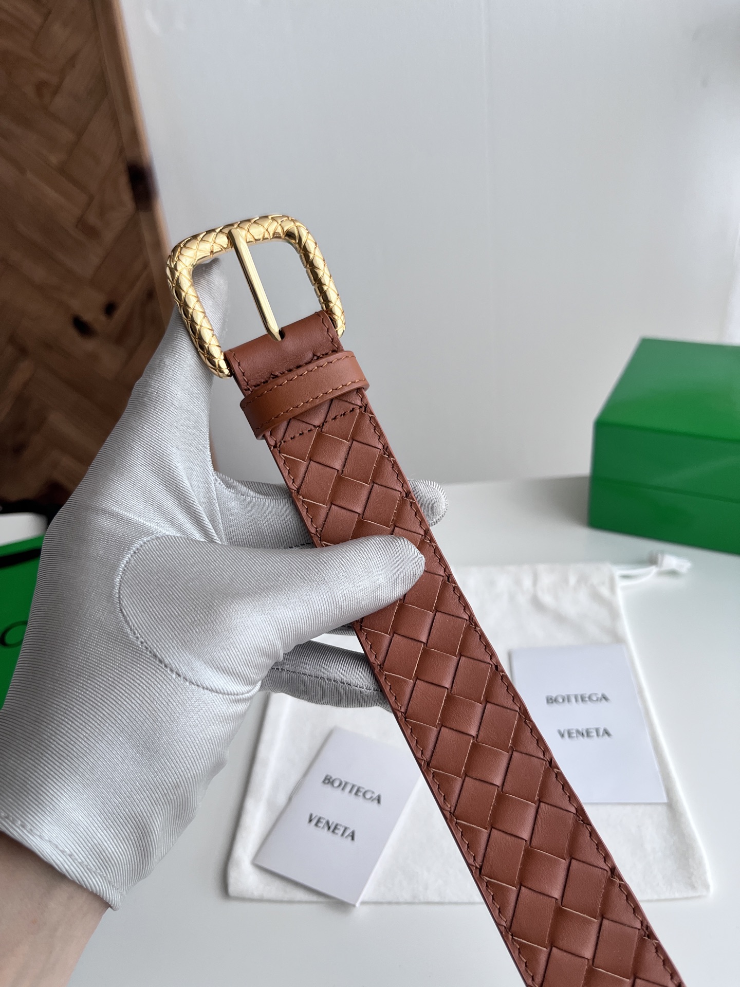Bottega Veneta Bv 2025最新款男士编织腰带 纯手工intreccio小格子编织 双面意大利小牛皮搭配编织纹理设计金色针扣 金属圈皮带孔 皮带宽度35MM 颜色: 土黄色