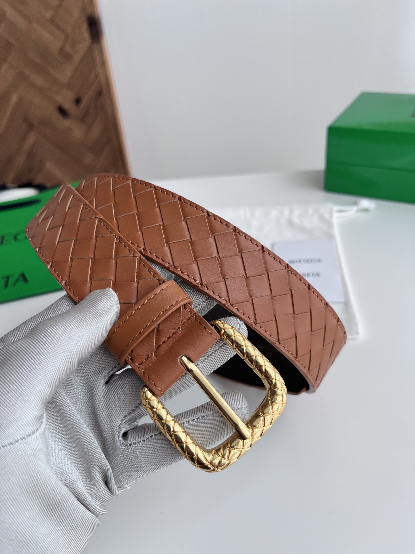 Bottega Veneta Bv 2025最新款男士编织腰带 纯手工intreccio小格子编织 双面意大利小牛皮搭配编织纹理设计金色针扣 金属圈皮带孔 皮带宽度35MM 颜色: 土黄色